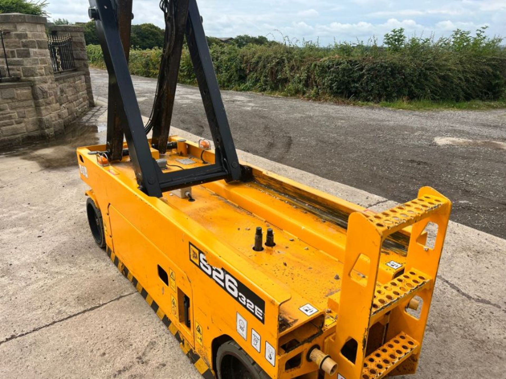 9.92 Metre Electric Scissor Lift 2017 JCB - Image 8 of 18