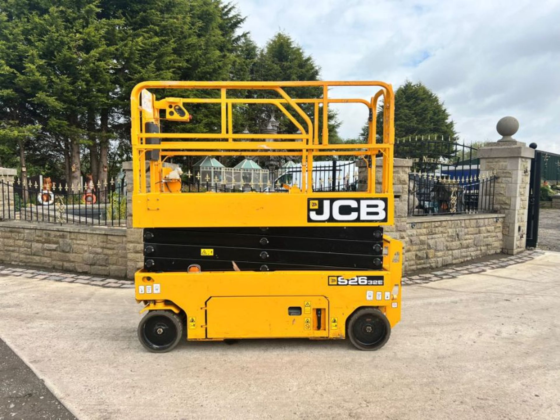 9.92 Metre Electric Scissor Lift 2017 JCB - Image 15 of 18