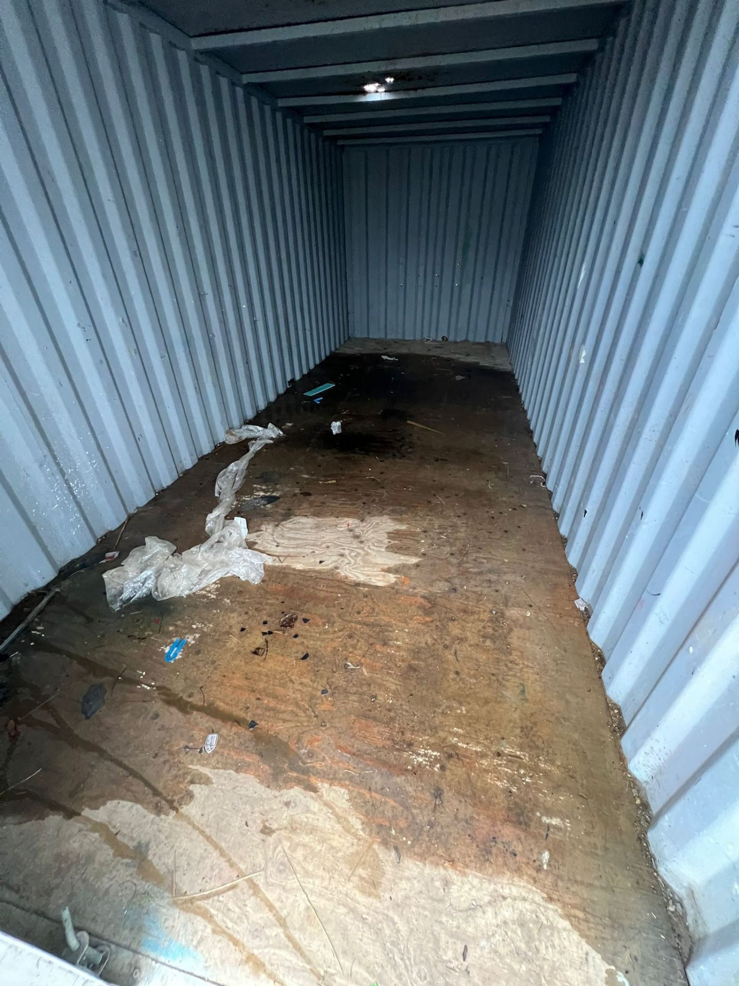 21ft storage container with roof leak - Image 4 of 4