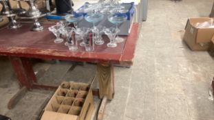 A mixed quantity of glassware