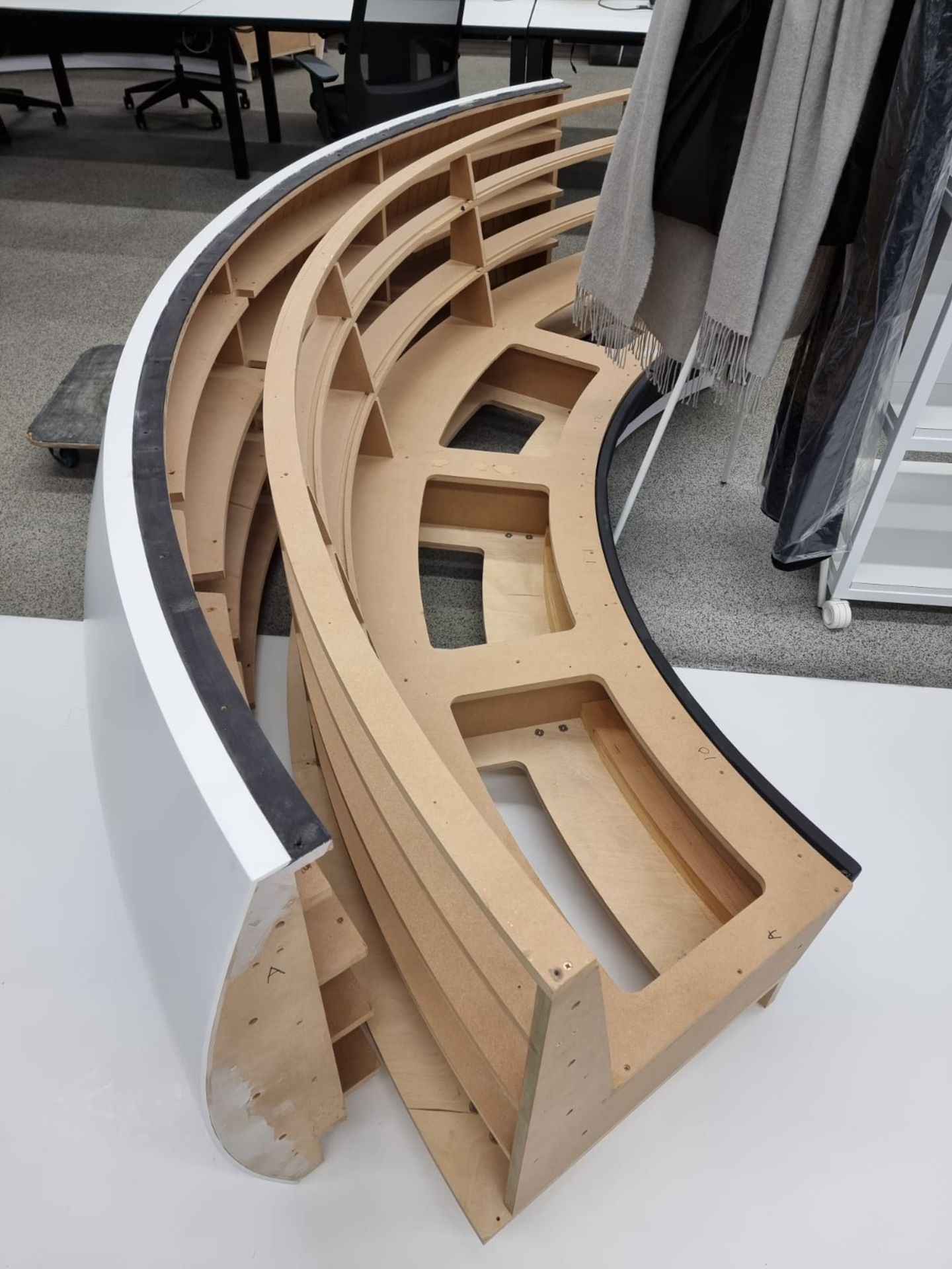 Curved Seat - Image 4 of 10