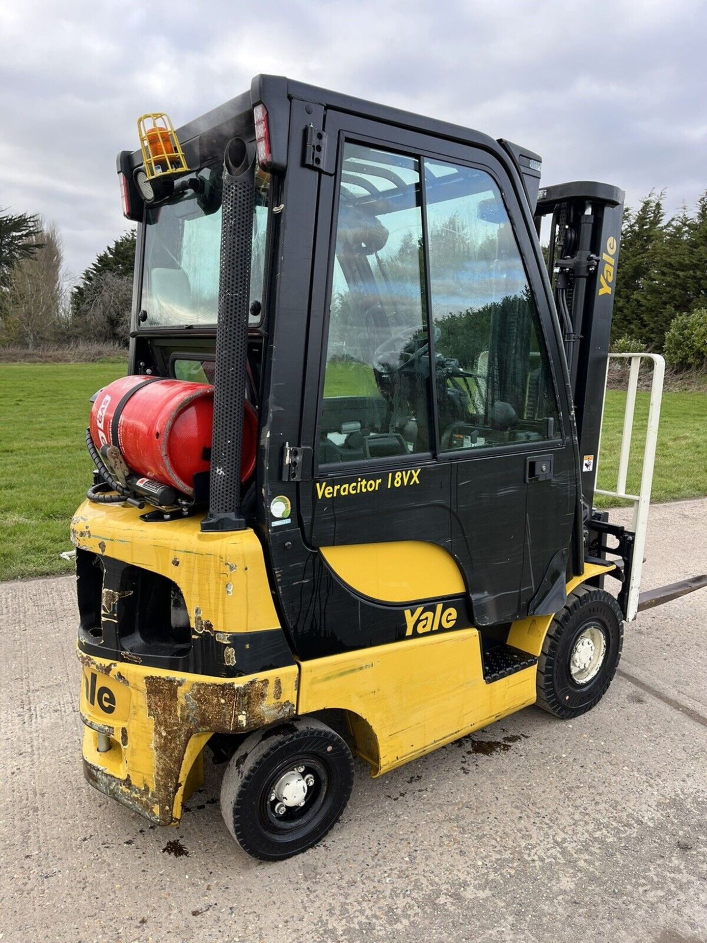 Yale 1.8 Tonne Gas Forklift Container Spec 2017 Full Heated Cab - Image 4 of 7