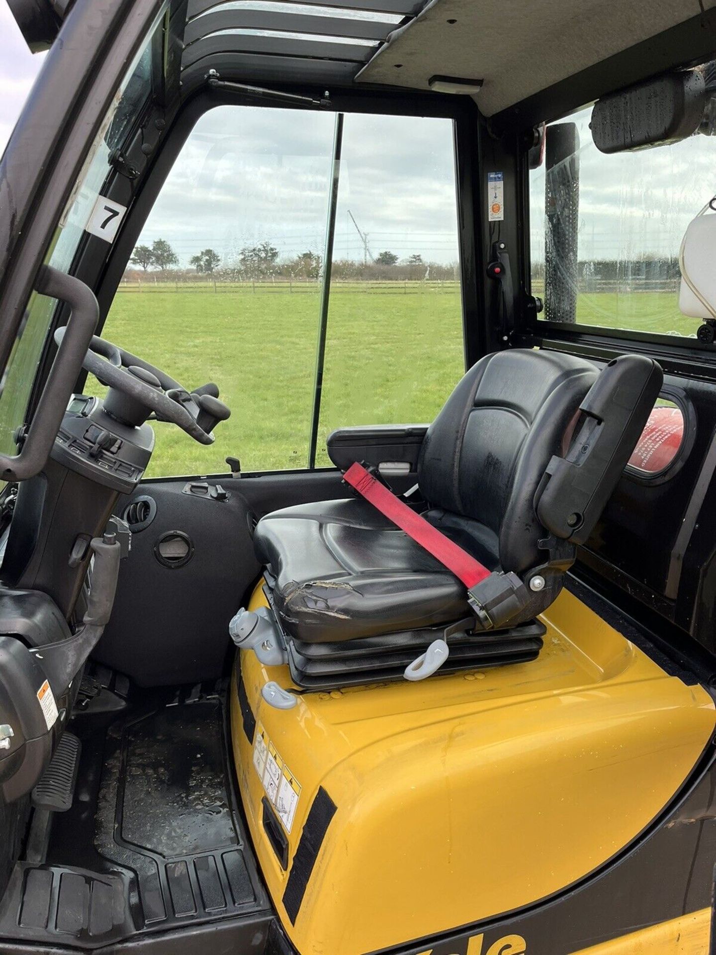 Yale 1.8 Tonne Gas Forklift Container Spec 2017 Full Heated Cab - Image 5 of 7