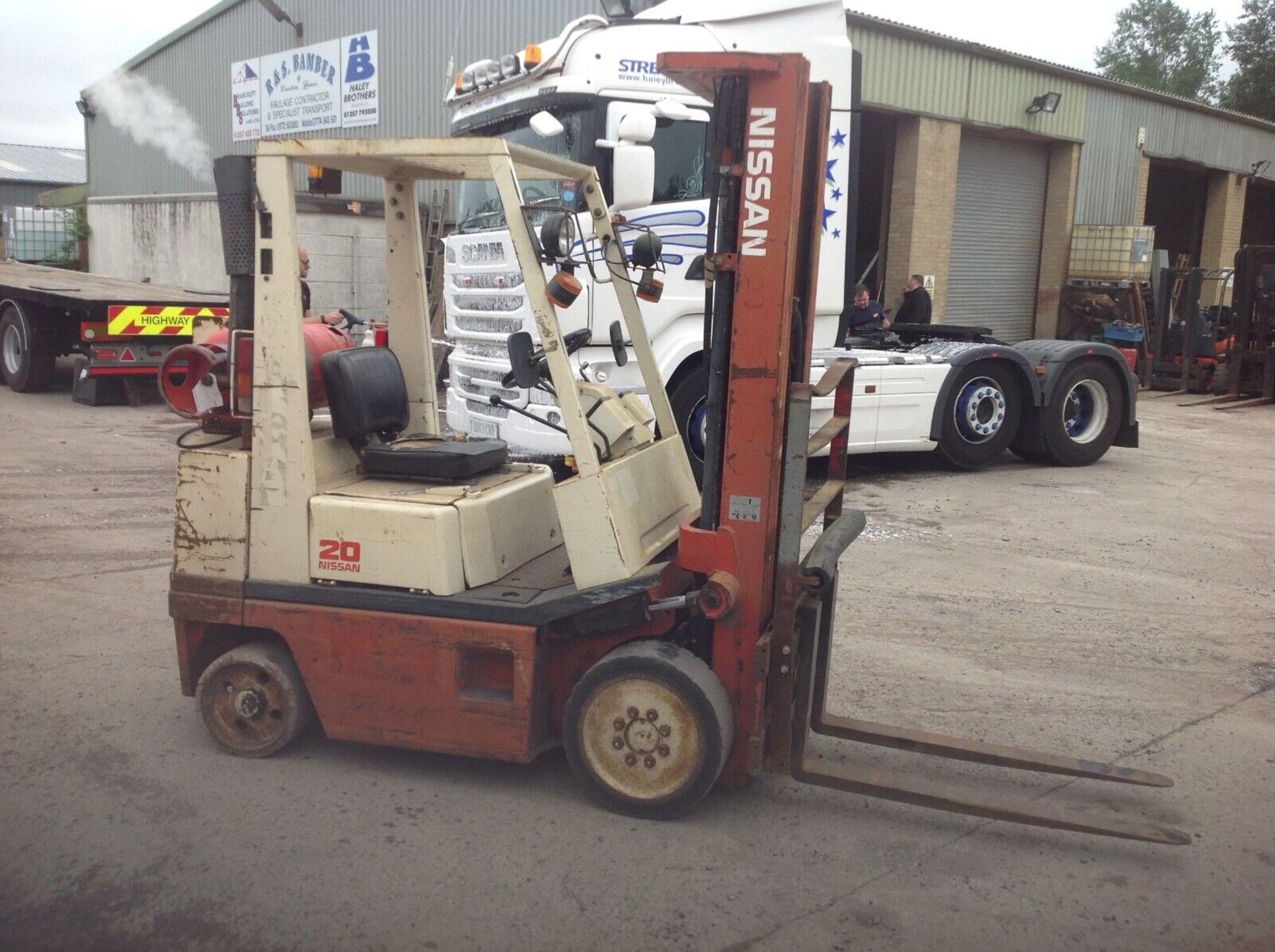 Nissan 2 ton gas forklift