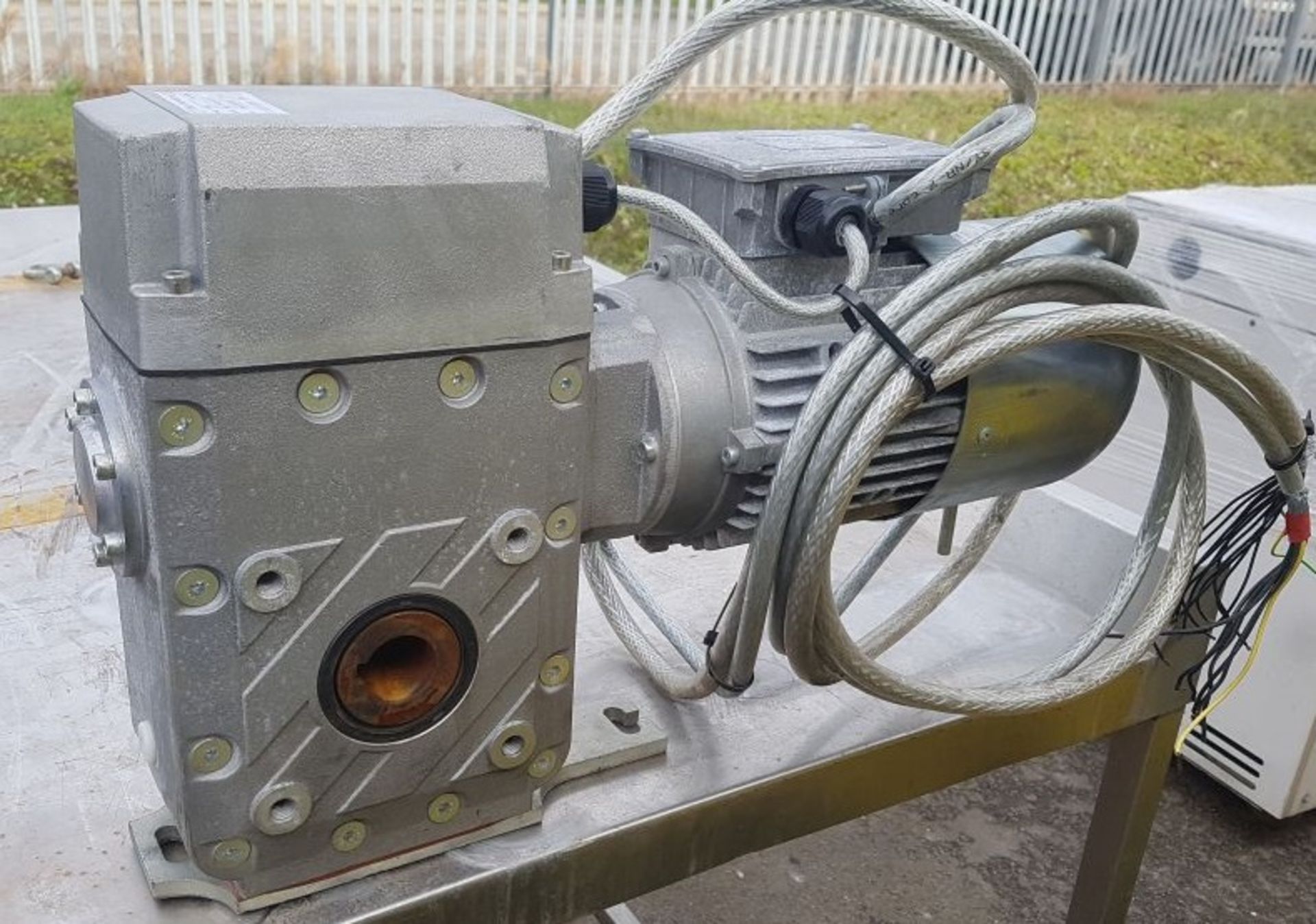 Electric motor gearbox with limit switches