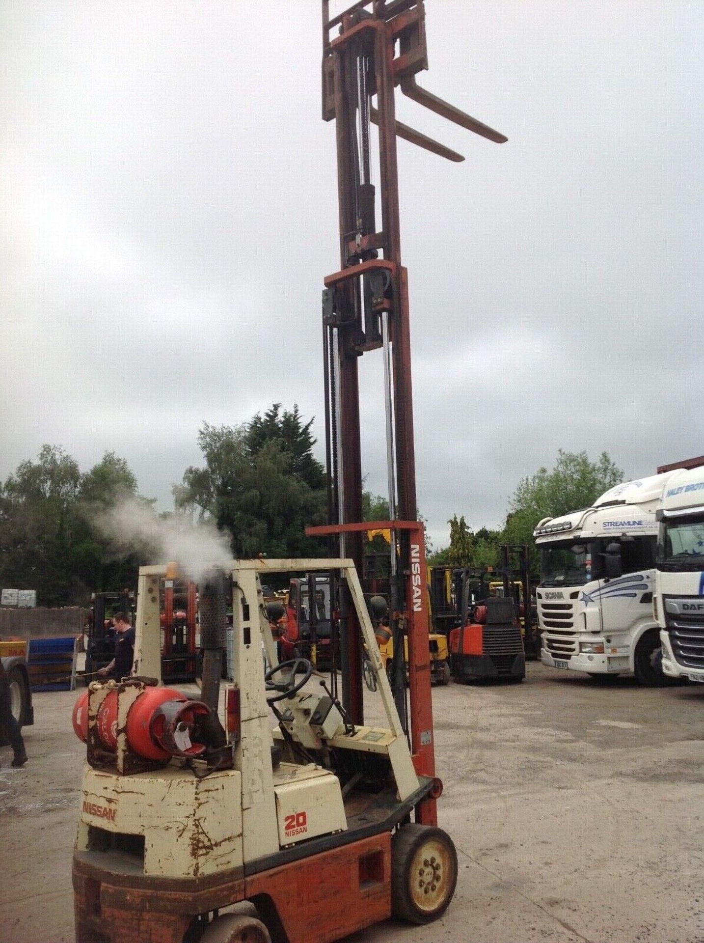 Nissan 2 ton gas forklift - Image 5 of 6