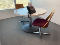 Meeting Table with X2 Kinnarps Chairs