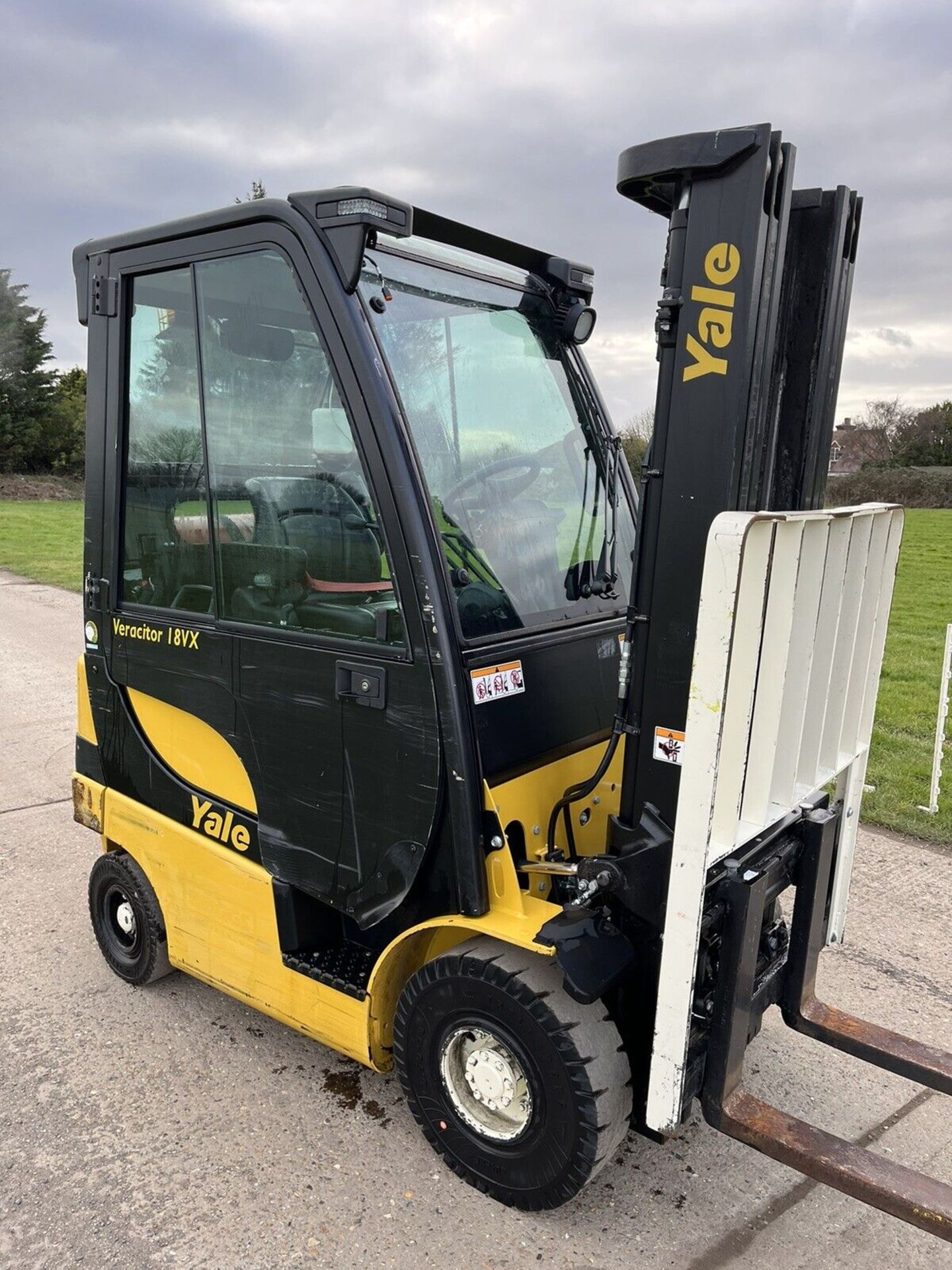 Yale forklift truck full heated cab - Image 3 of 7