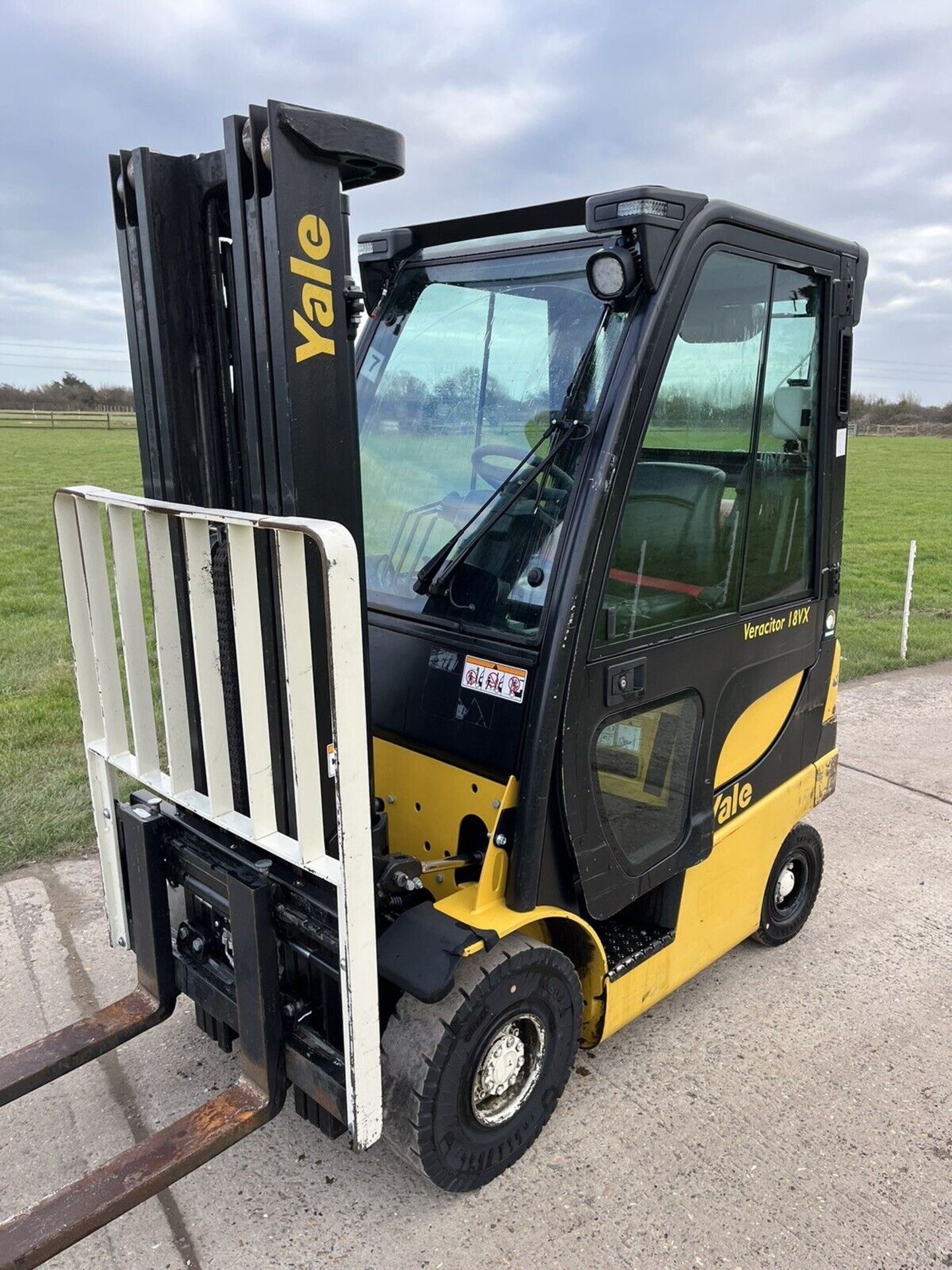 Yale forklift truck full heated cab - Image 2 of 7