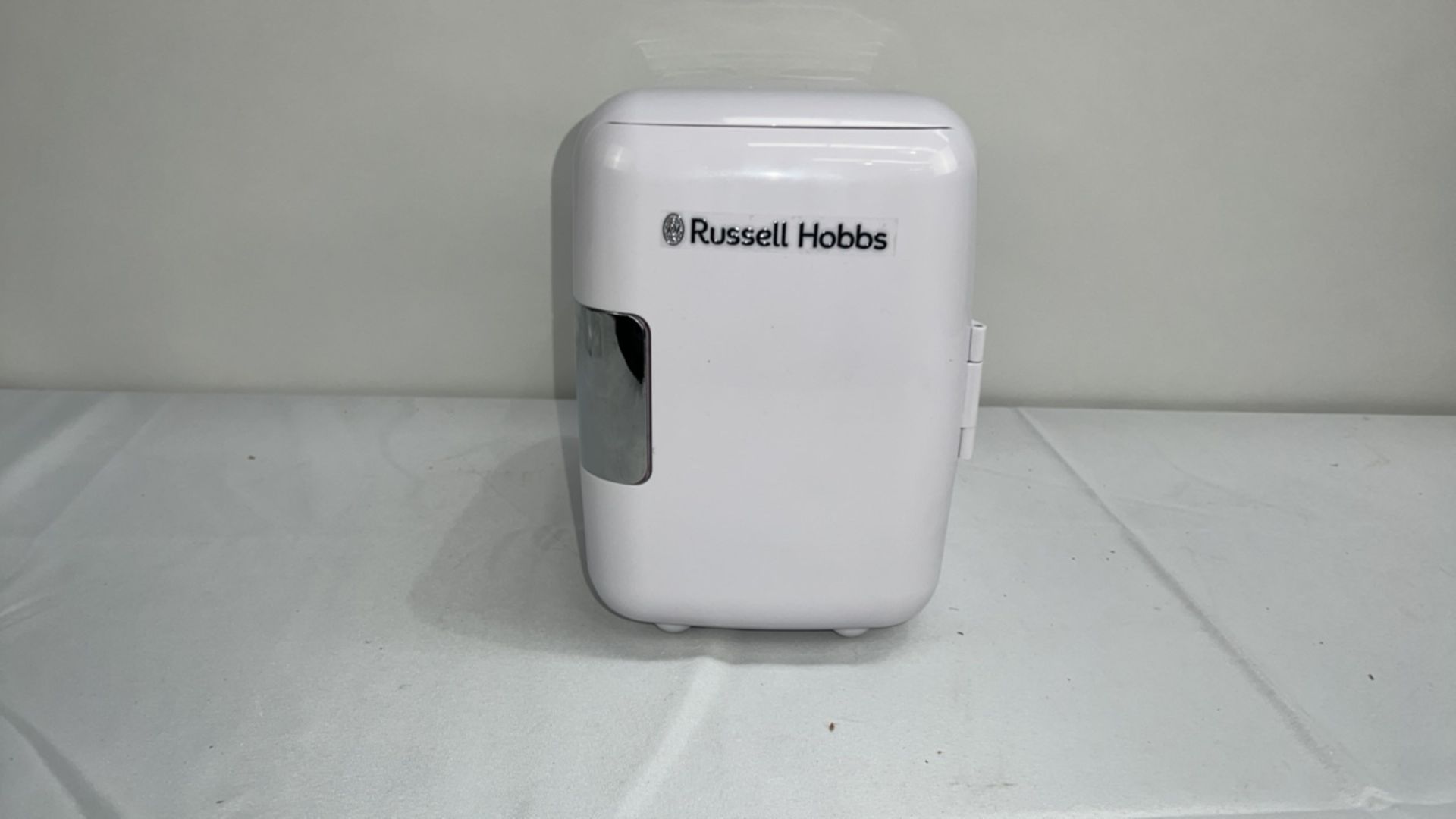 RUSSELL HOBBS 4L MINI COMPACT COOLER WHT - Image 3 of 4