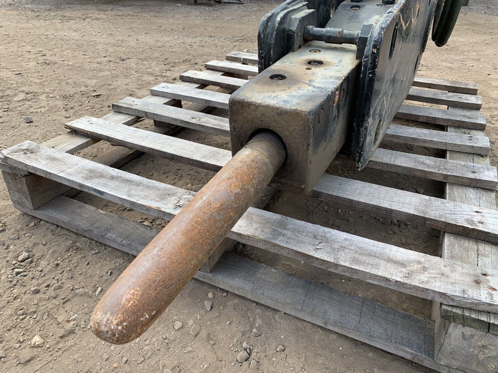 5 Tonne Hanwoo Hydraulic Breaker, 45mm Pins Hammer Pecker Digger Excavator - Image 3 of 4