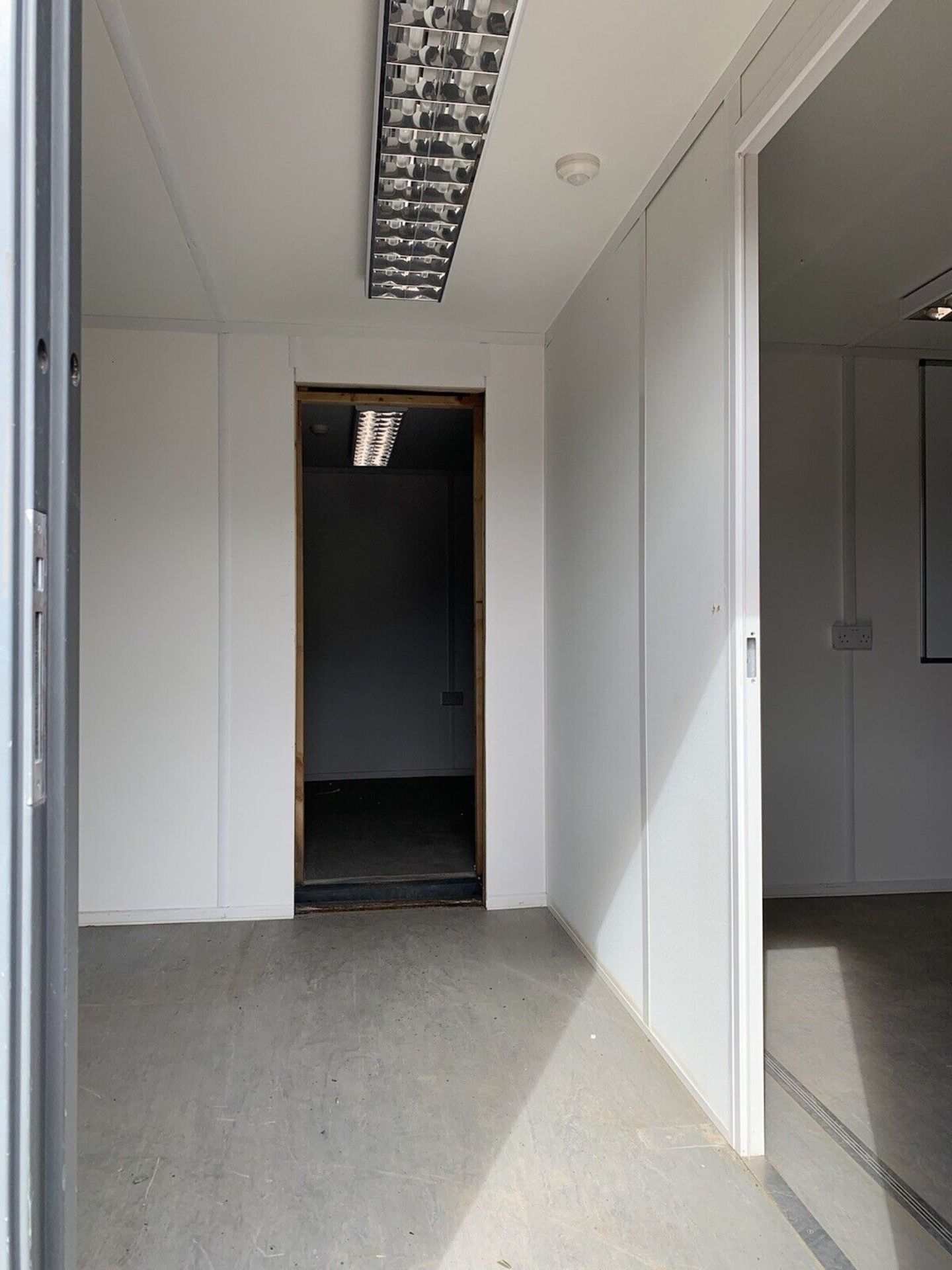 2 x 32ft Portable Offices that join together side-by-side - includes Site Cabin Canteen, Welfare Uni - Image 3 of 11