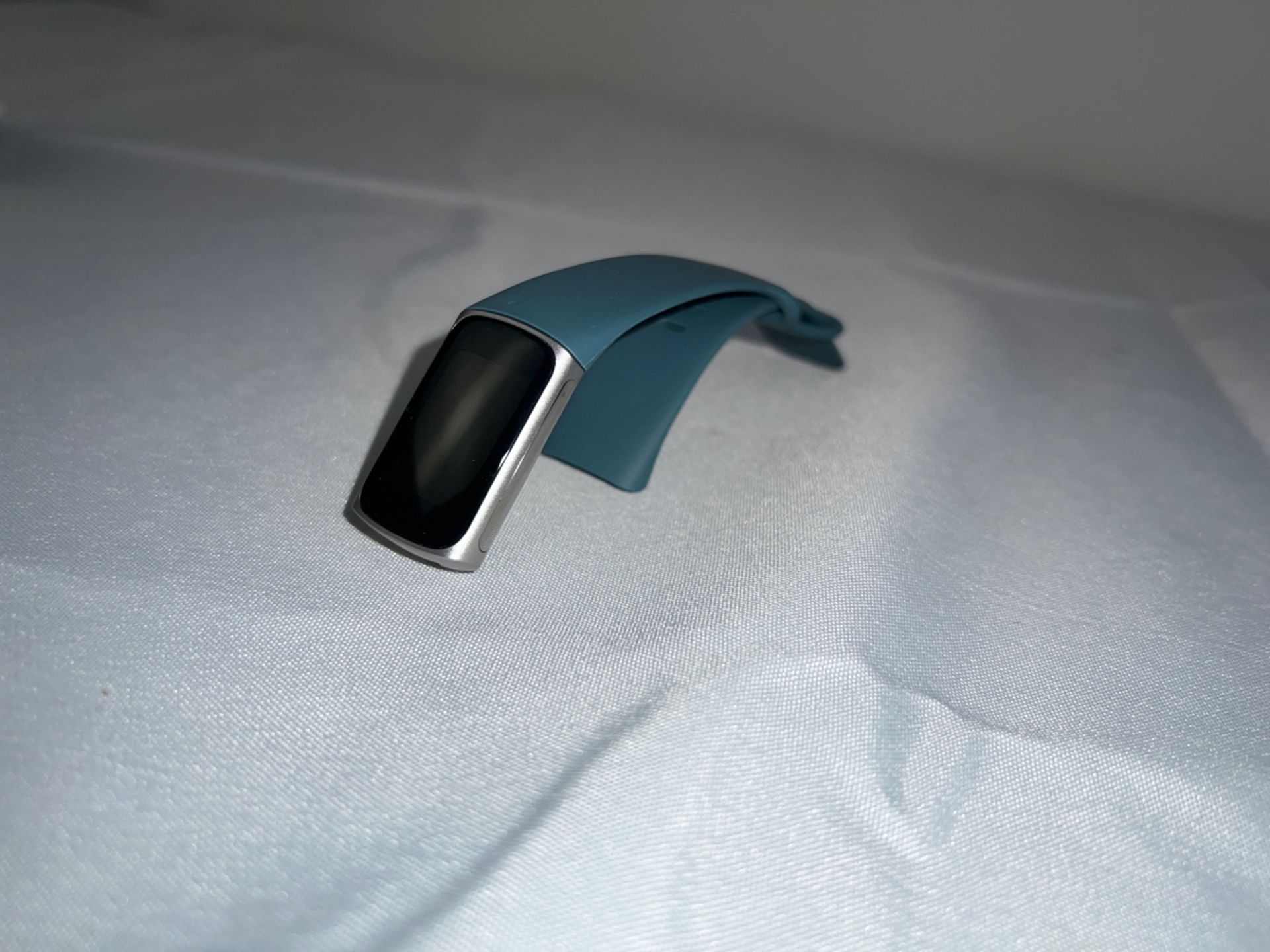 FITBIT CHARGE 5 STEEL BLUE - Image 3 of 3