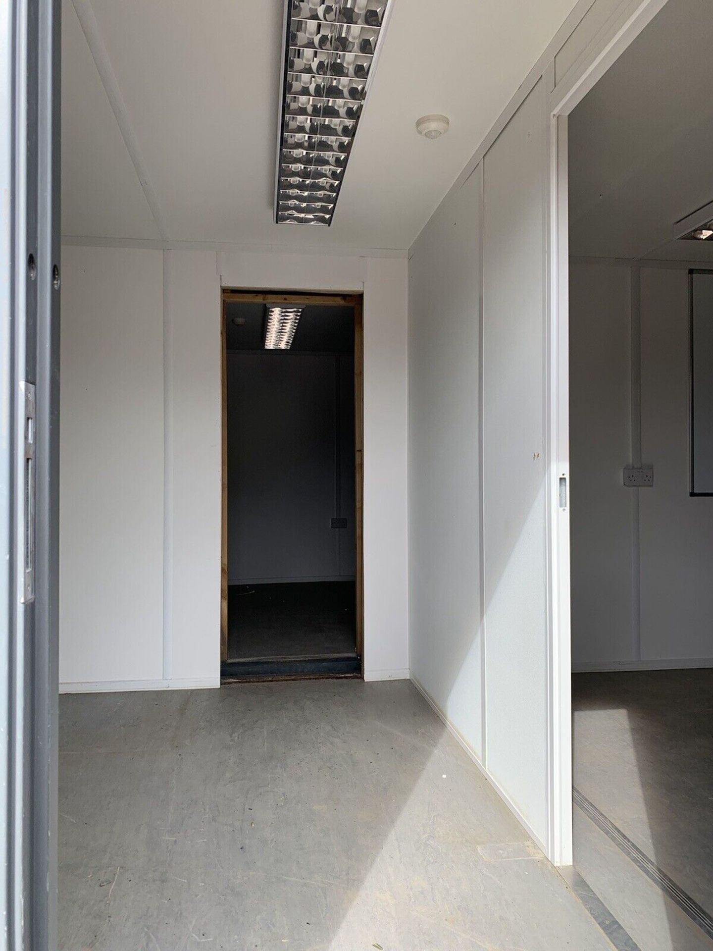 2 x 32ft Portable Offices that join together side- - Image 3 of 11