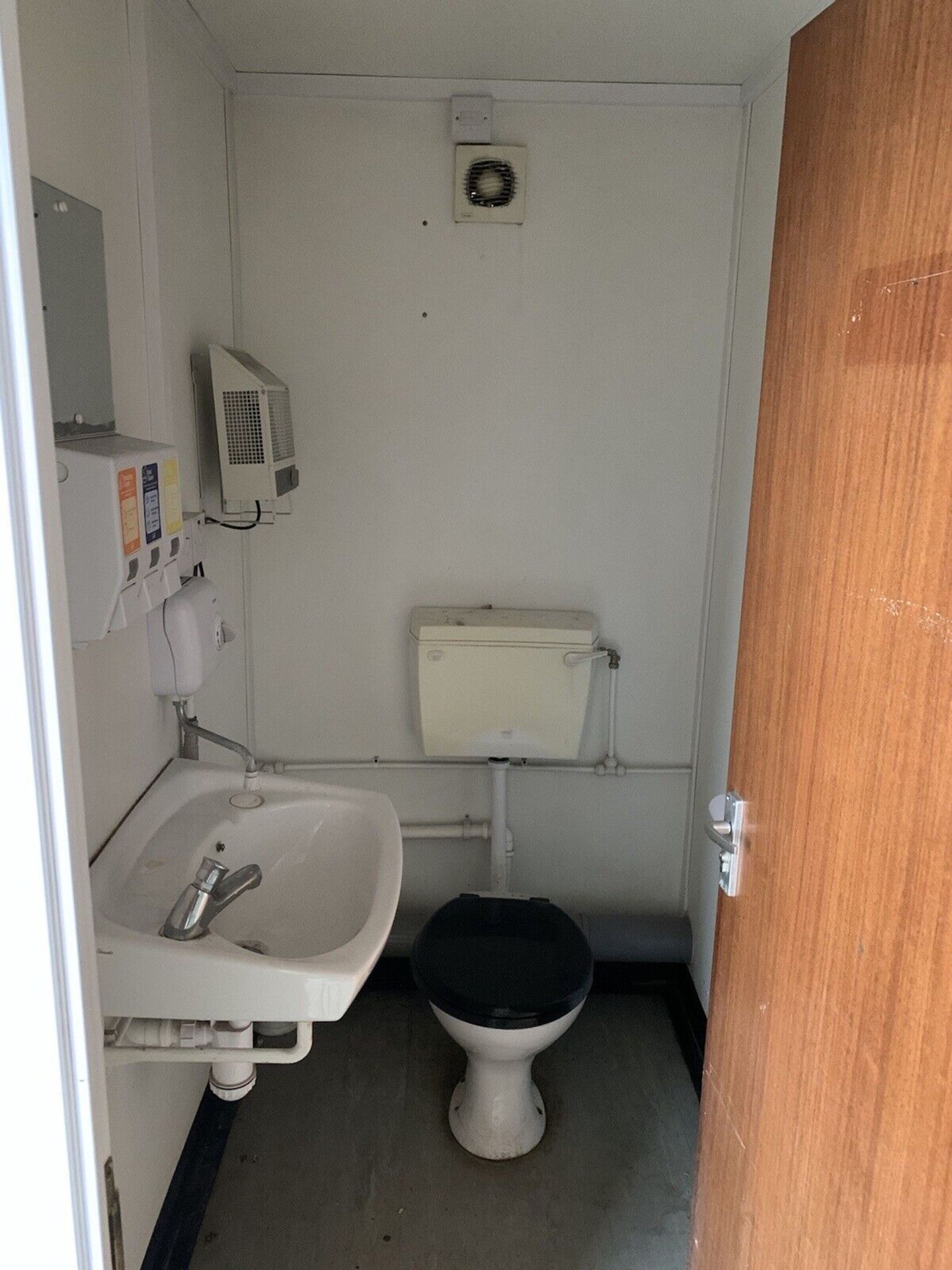 32ft Portable Office Site Cabin With Toilets, Dryi - Image 8 of 13