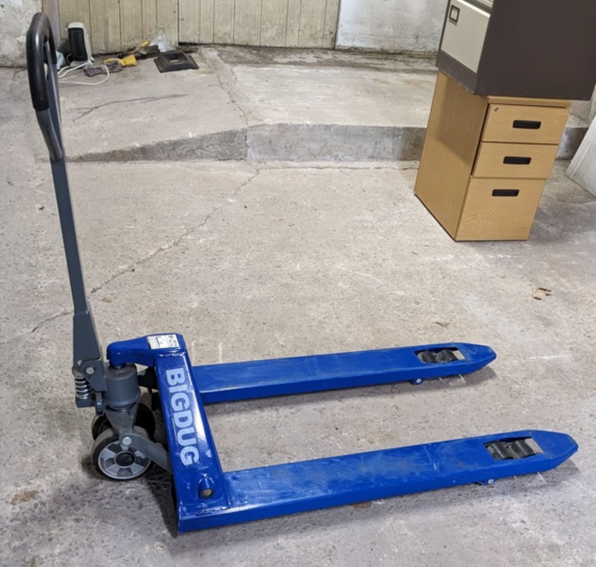 Big Dug, Hand Pump Pallet Truck (3000 kgs) Wide Forks