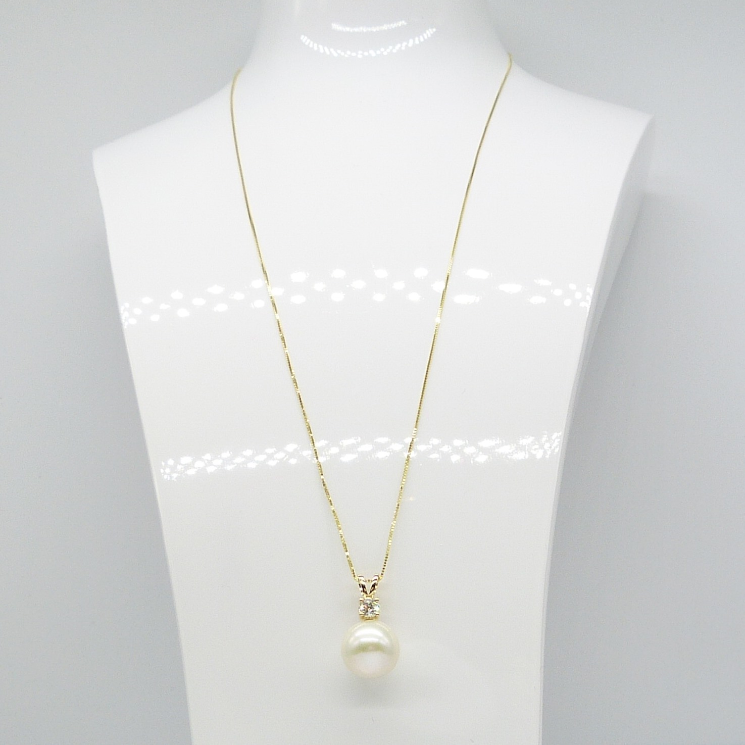 Yellow gold round freshwater pearl and 0.23 carat diamond necklace - Image 4 of 6