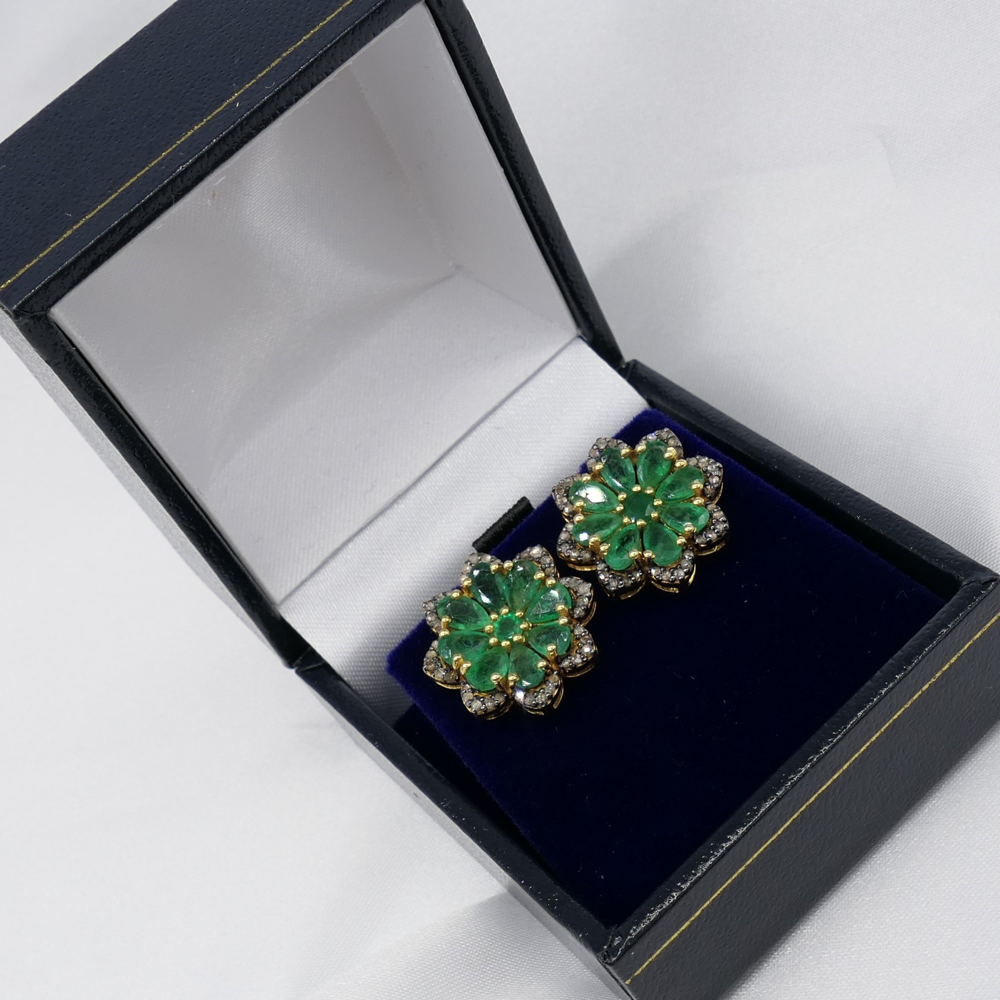 Exciting pair of emerald and diamond flower-style ear studs - Image 5 of 9