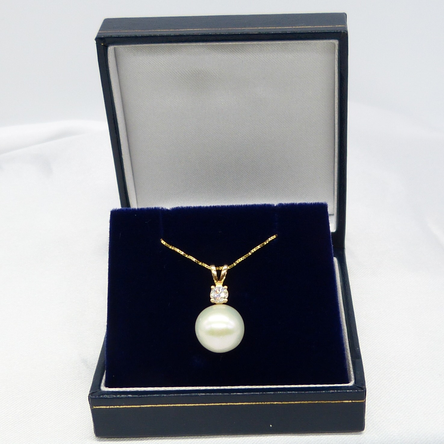 Yellow gold round freshwater pearl and 0.23 carat diamond necklace - Image 3 of 6