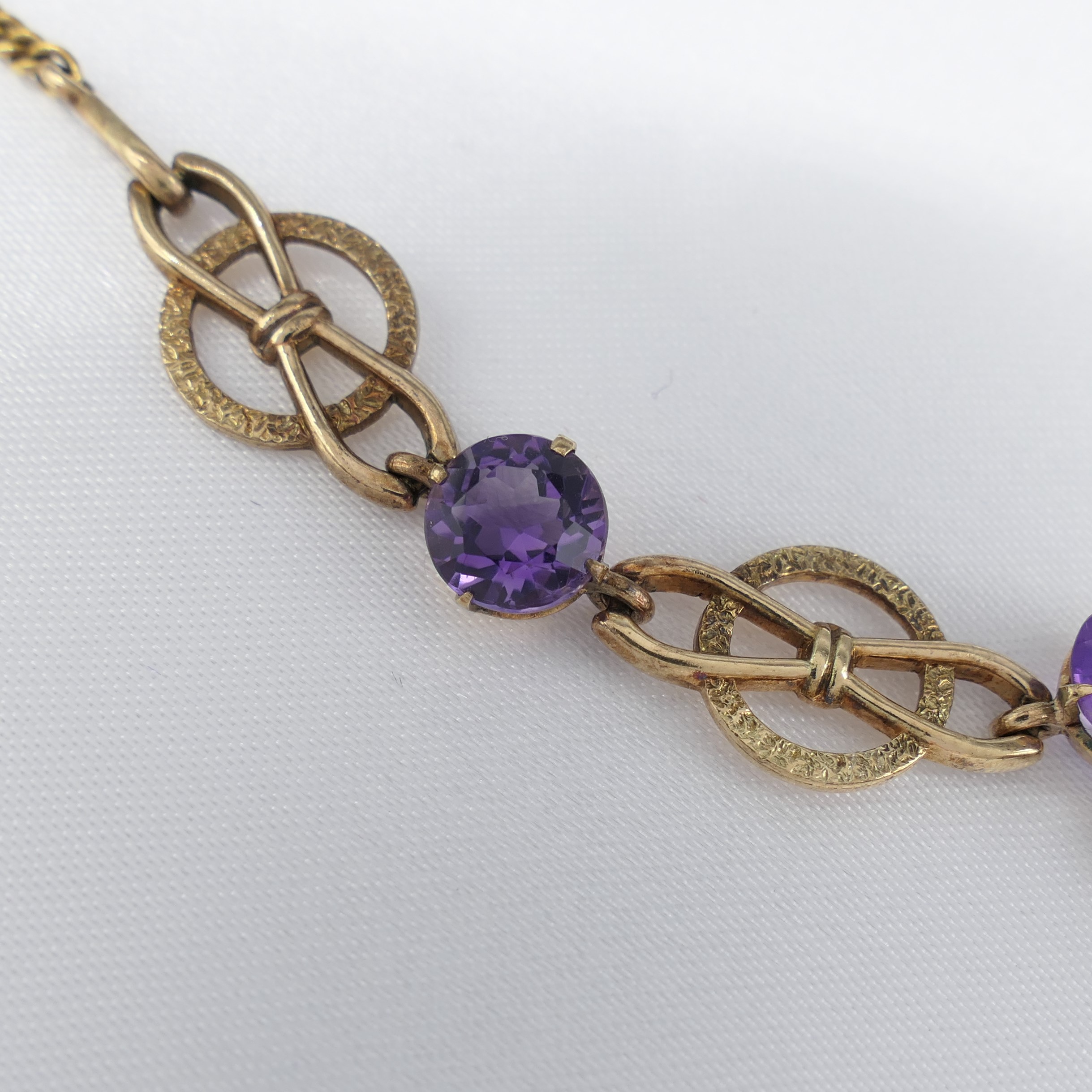 Ornate vintage 9ct yellow gold necklace set with round-cut purple amethysts - Image 8 of 9