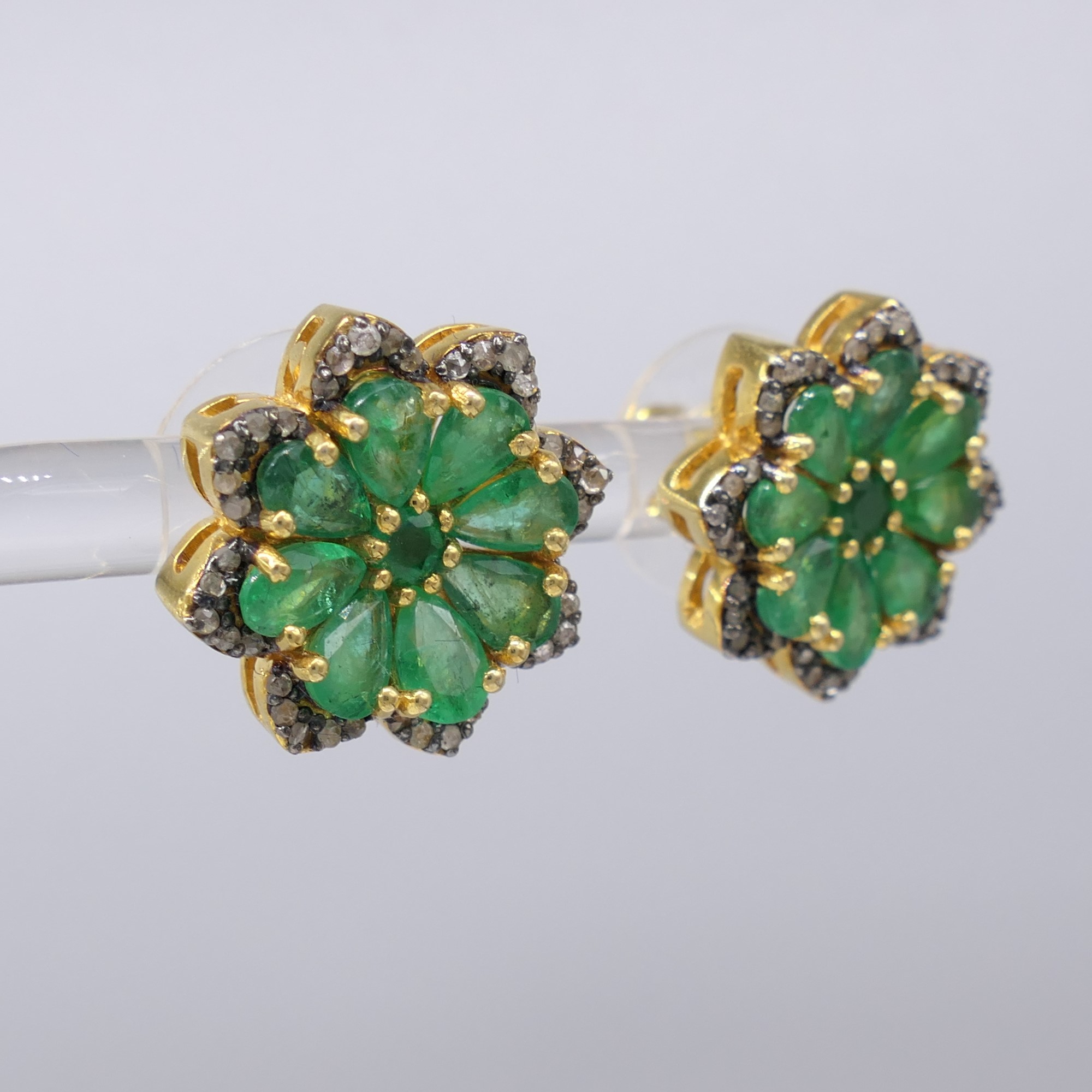 Exciting pair of emerald and diamond flower-style ear studs - Image 8 of 9