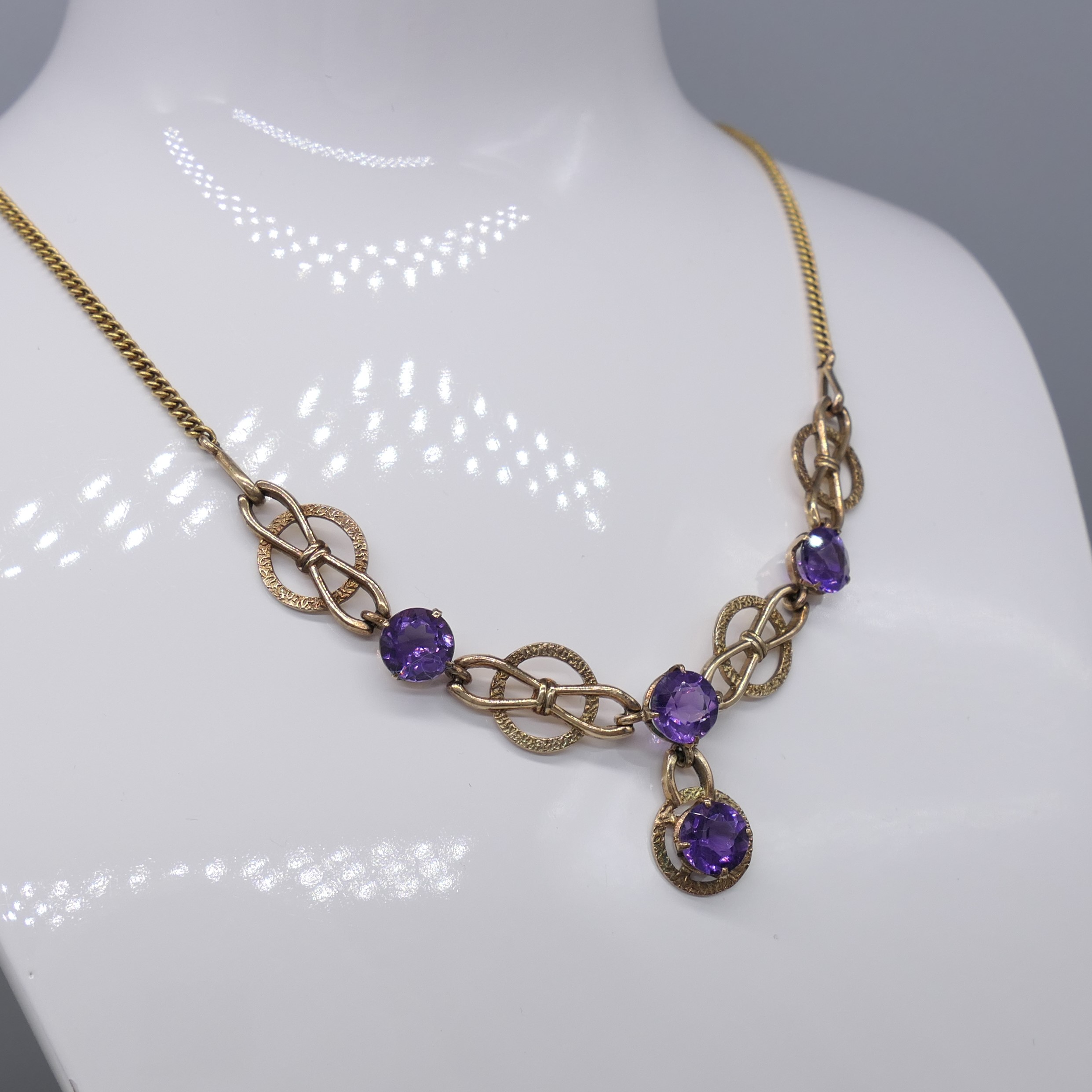 Ornate vintage 9ct yellow gold necklace set with round-cut purple amethysts - Image 7 of 9
