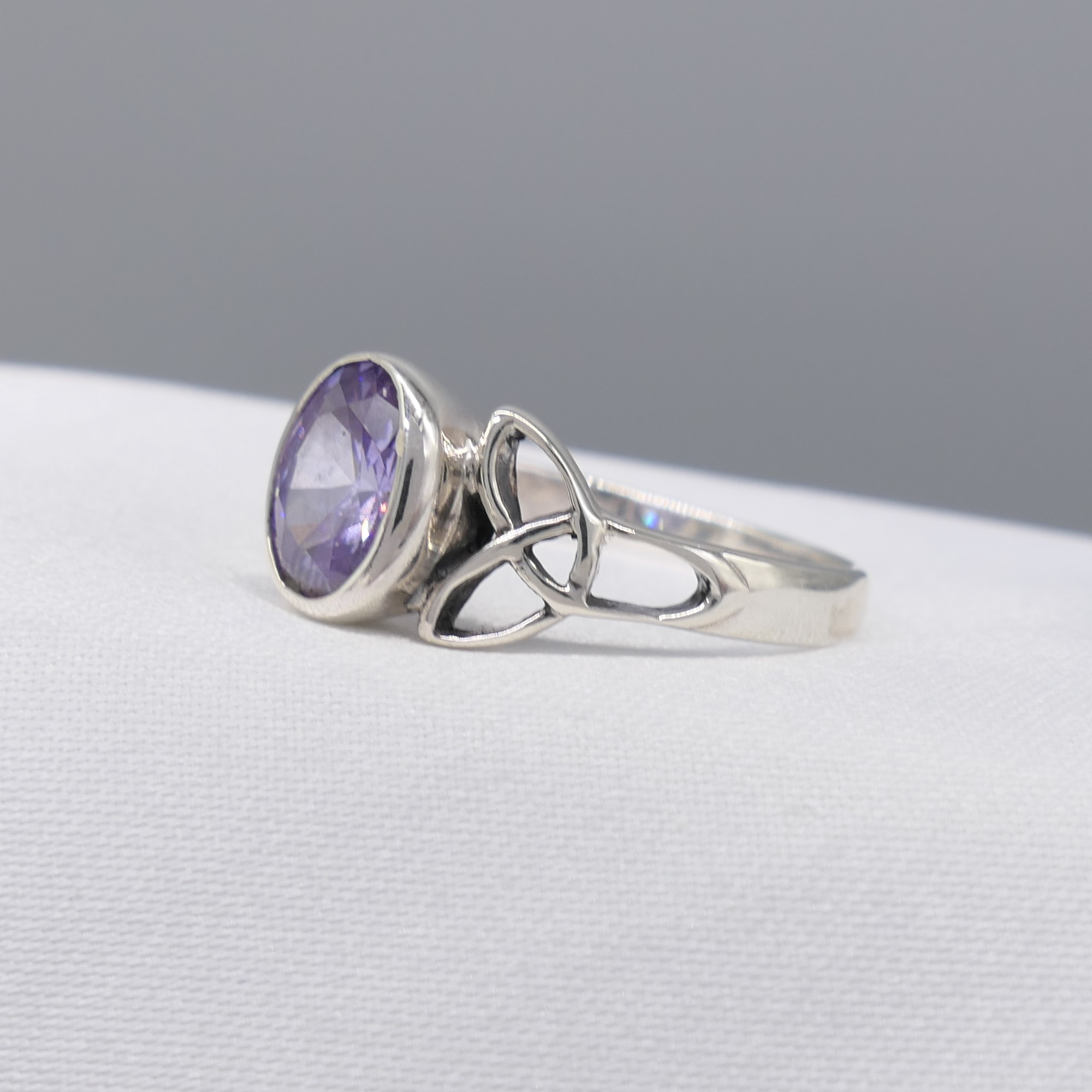 Sterling silver Celtic-style dress ring set with an oval purple cubic zirconia - Image 3 of 6