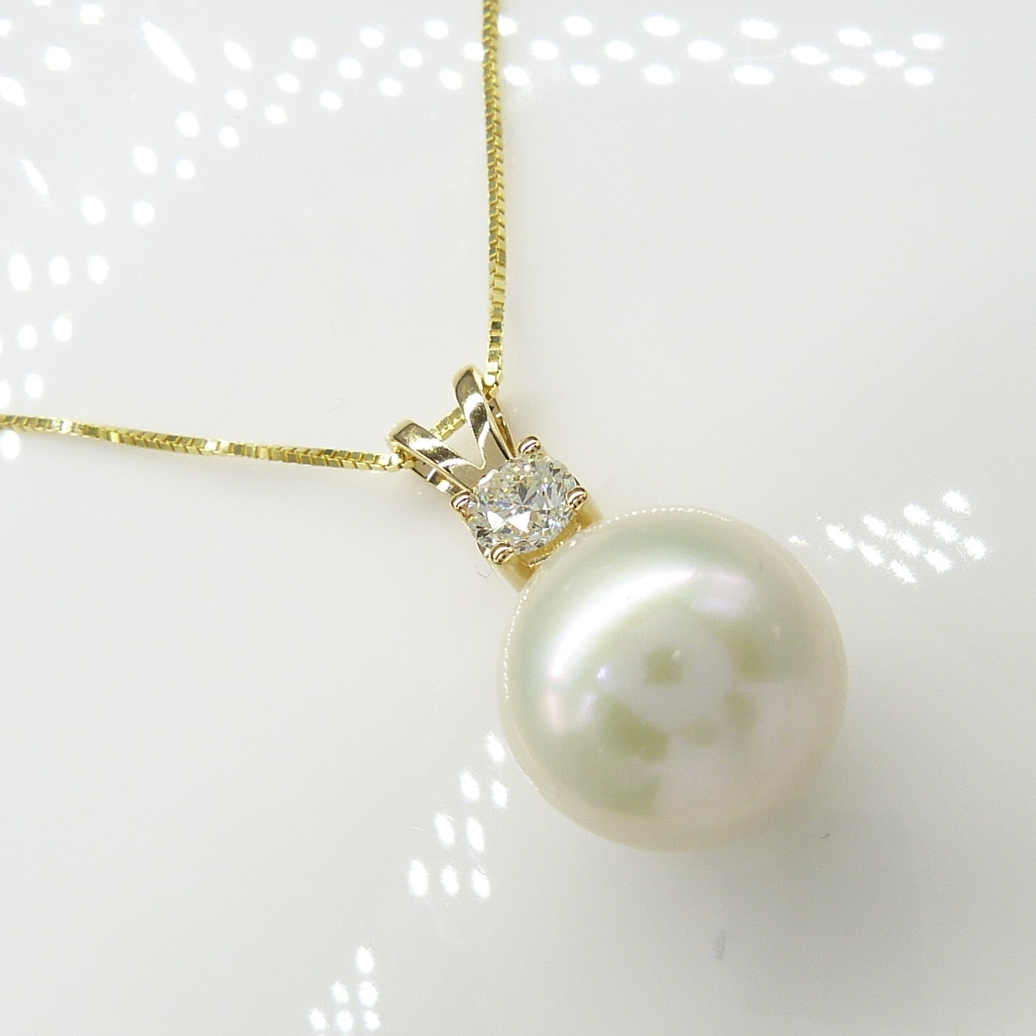 Yellow gold round freshwater pearl and 0.23 carat diamond necklace - Image 2 of 6