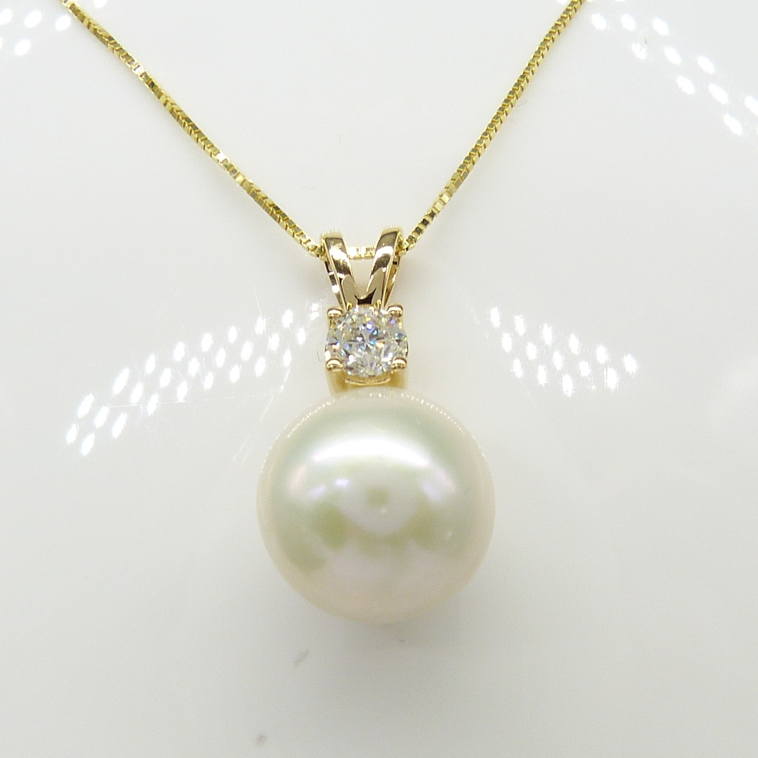 Yellow gold round freshwater pearl and 0.23 carat diamond necklace - Image 5 of 6