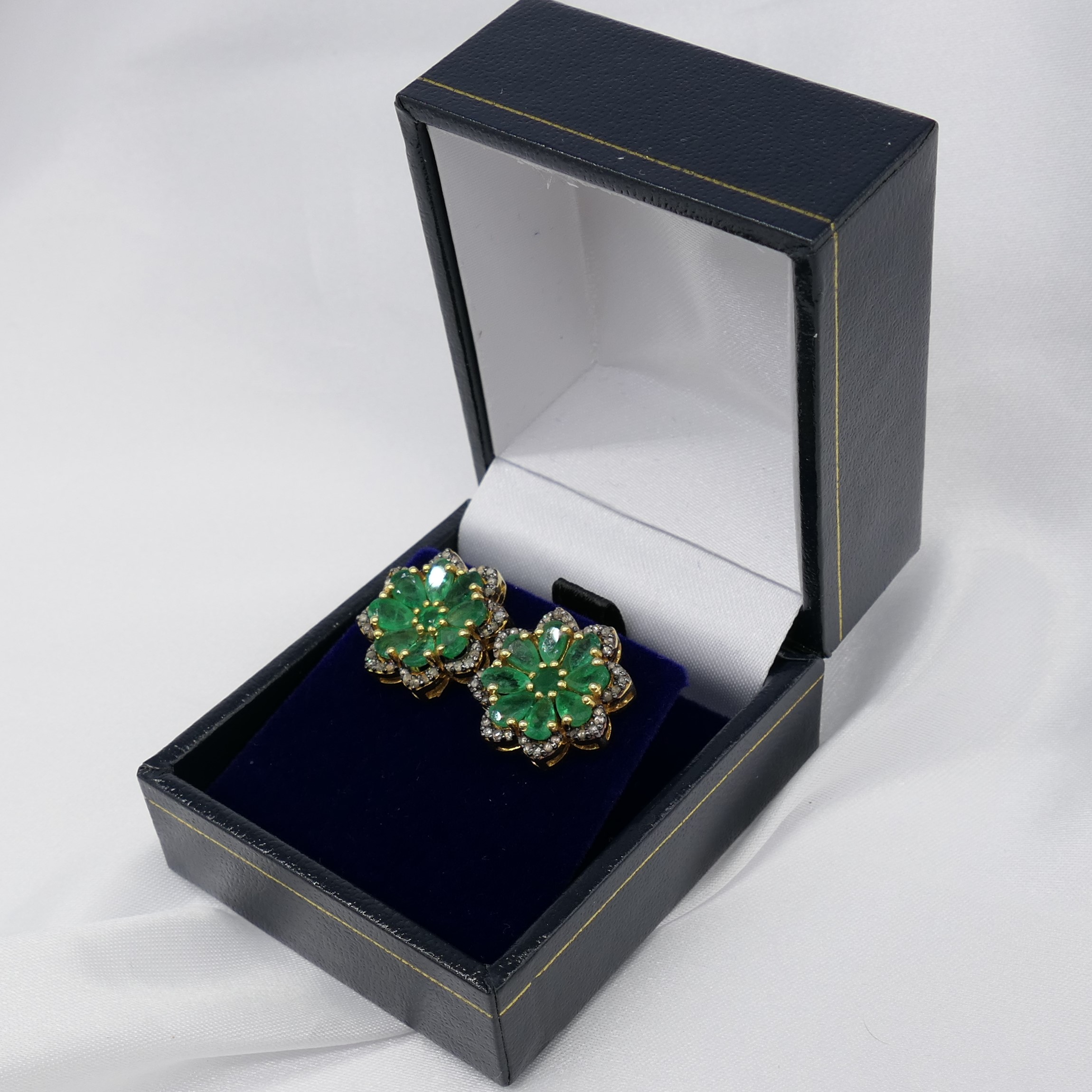 Exciting pair of emerald and diamond flower-style ear studs - Image 7 of 9