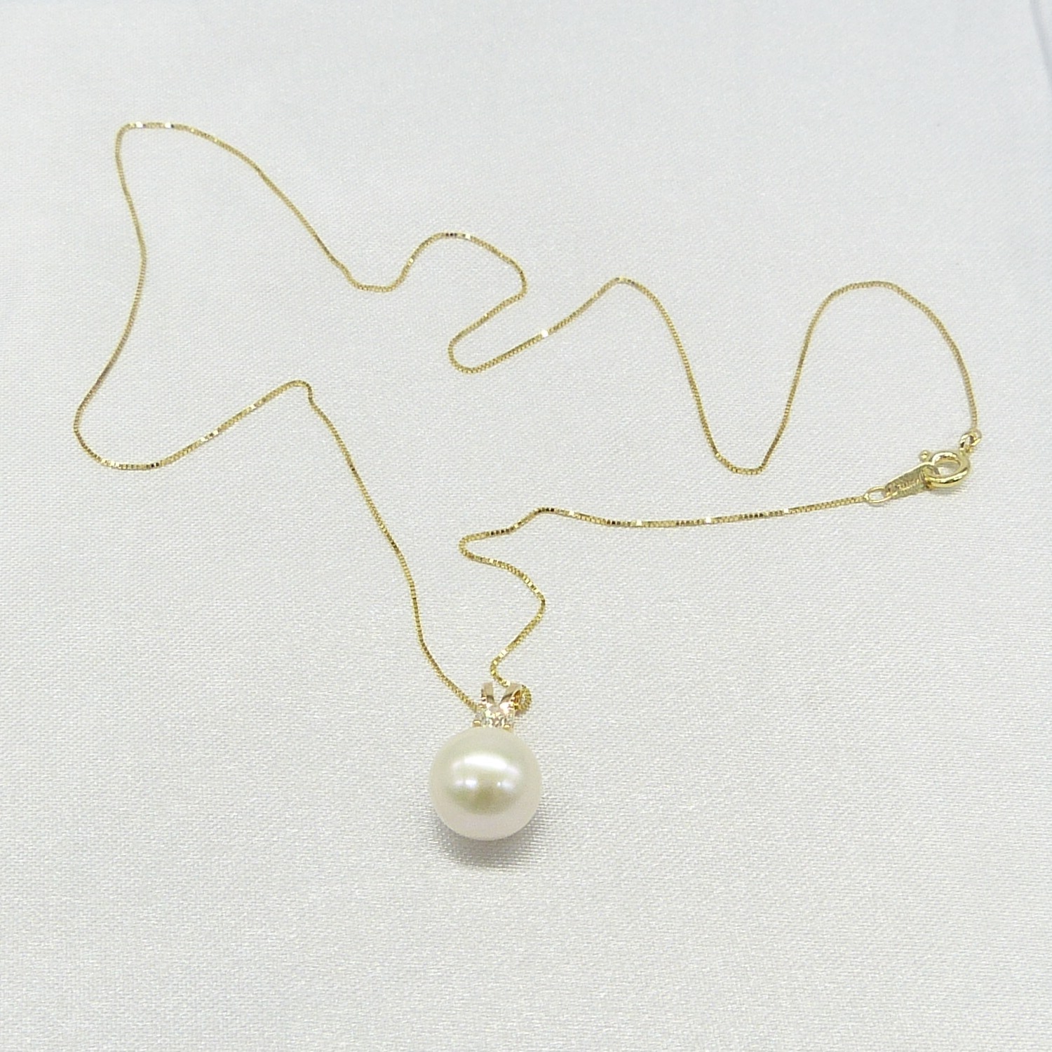 Yellow gold round freshwater pearl and 0.23 carat diamond necklace - Image 6 of 6