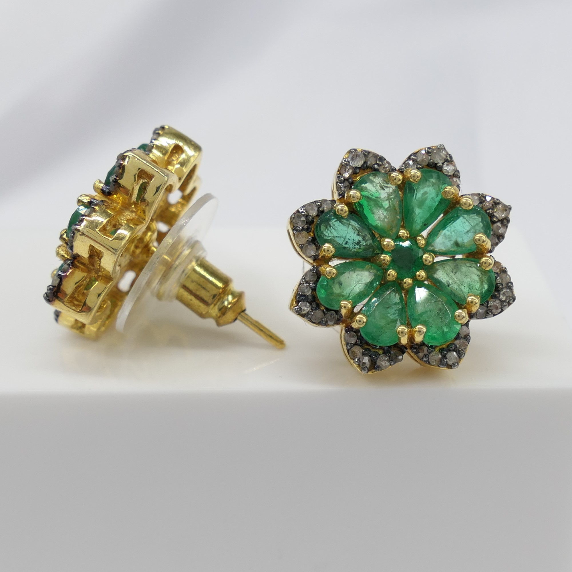 Exciting pair of emerald and diamond flower-style ear studs - Image 4 of 9