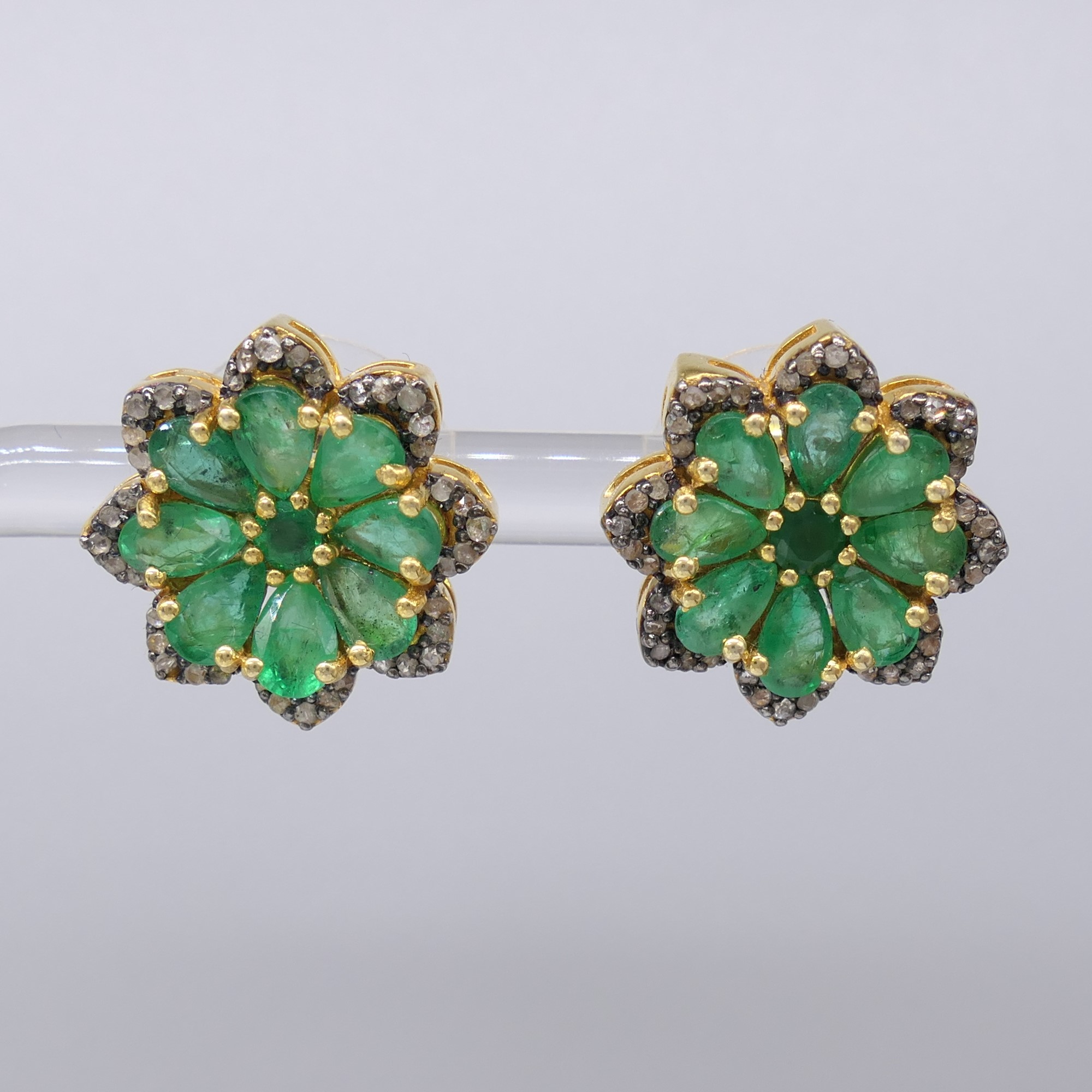 Exciting pair of emerald and diamond flower-style ear studs - Image 6 of 9