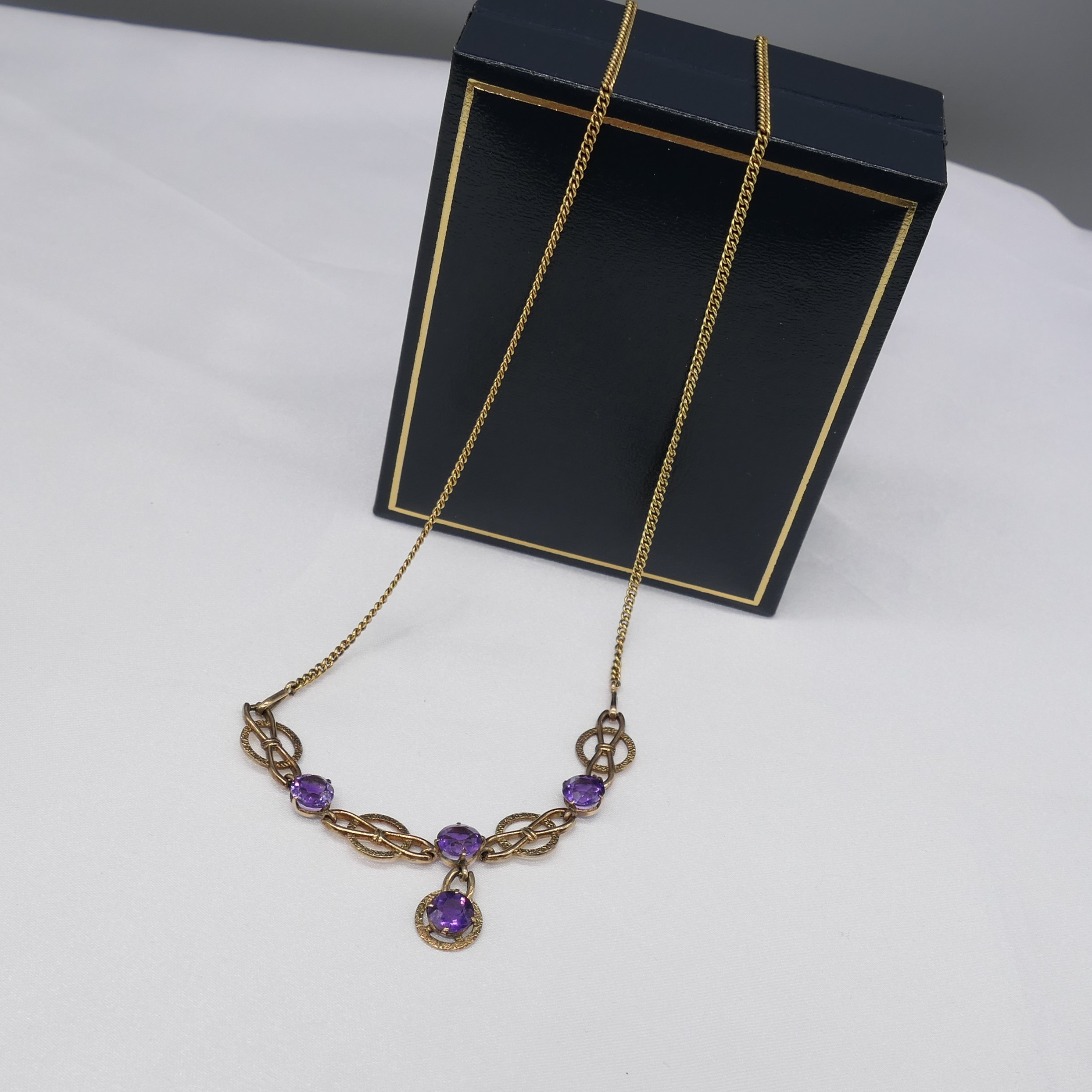 Ornate vintage 9ct yellow gold necklace set with round-cut purple amethysts - Image 5 of 9