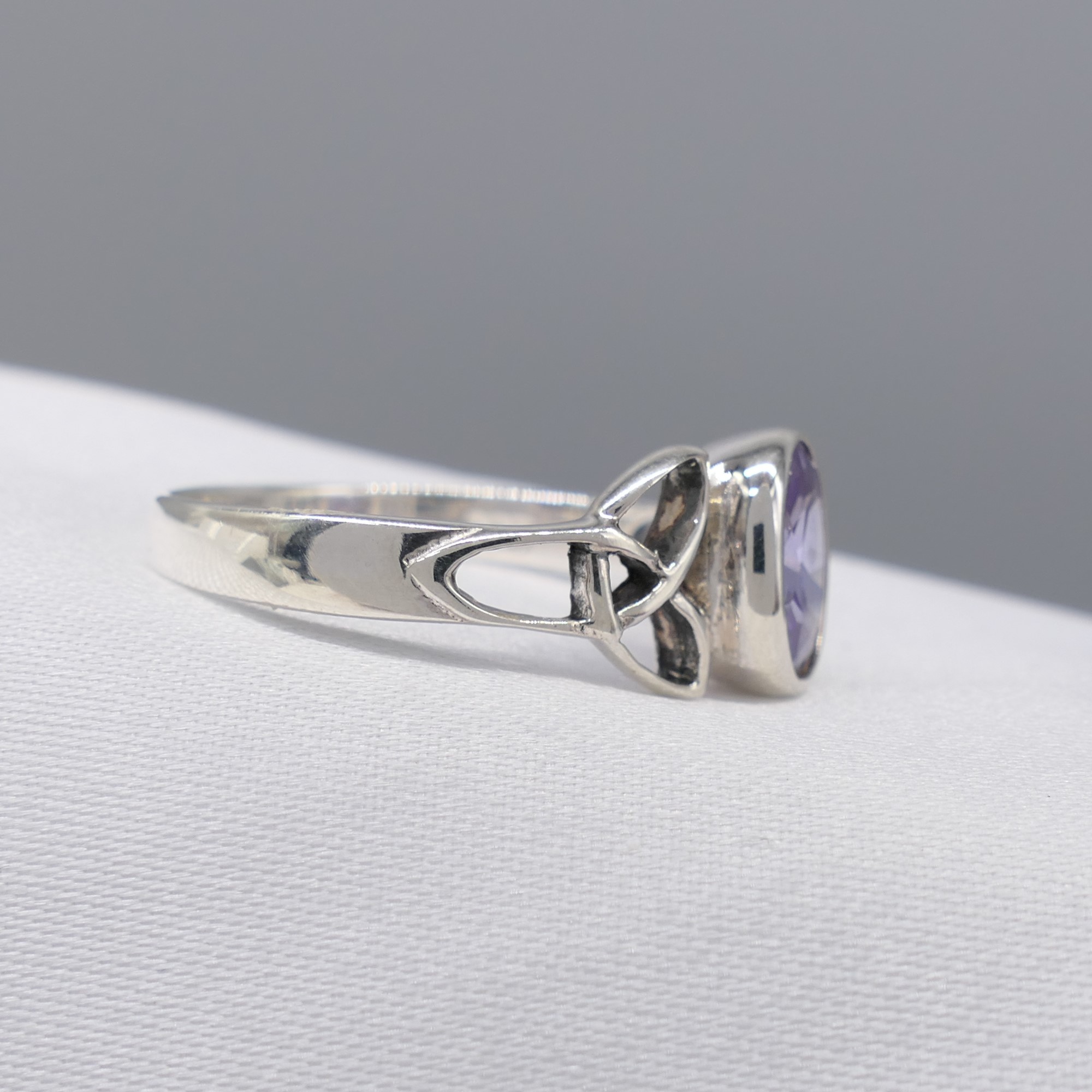 Sterling silver Celtic-style dress ring set with an oval purple cubic zirconia - Image 4 of 6