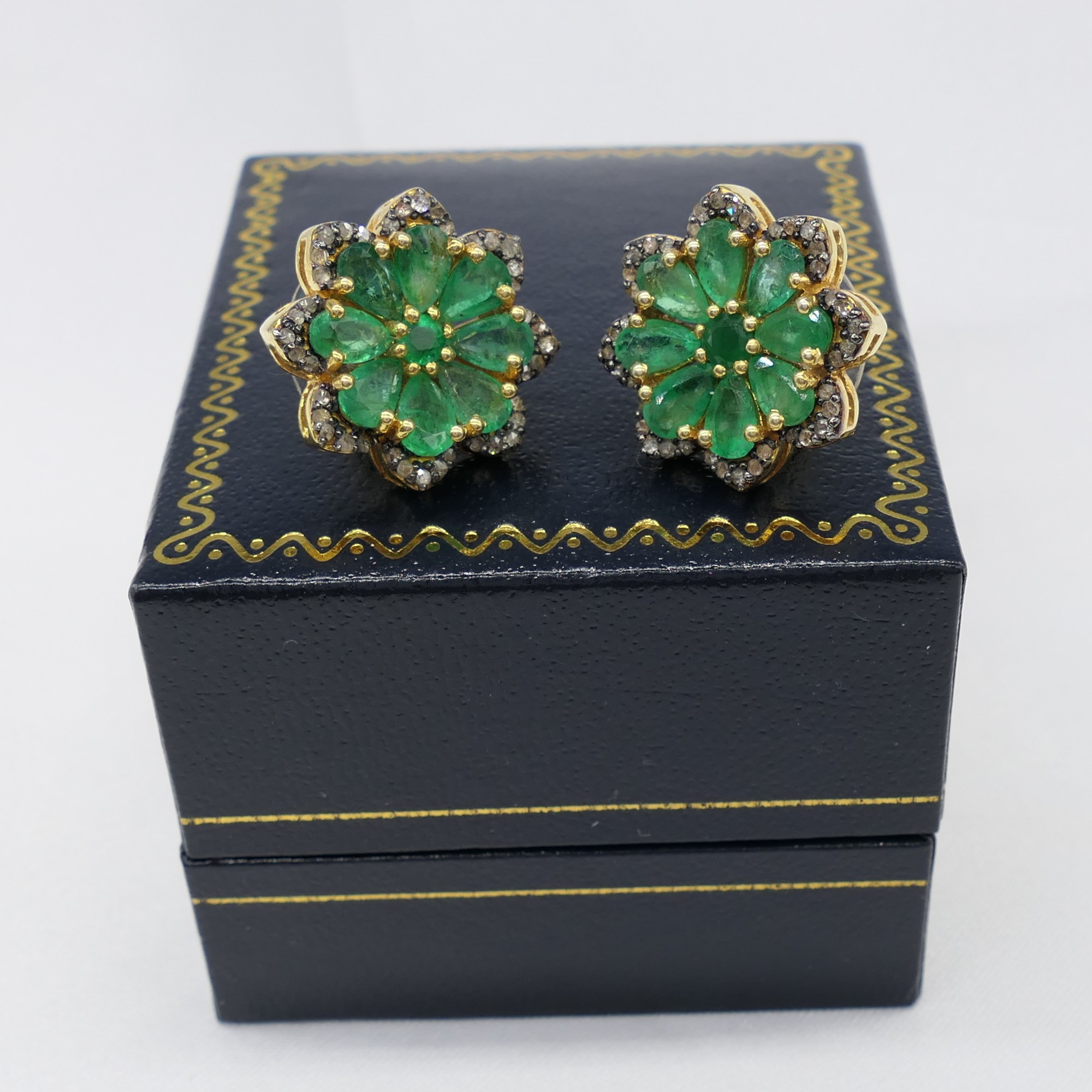 Exciting pair of emerald and diamond flower-style ear studs - Image 2 of 9