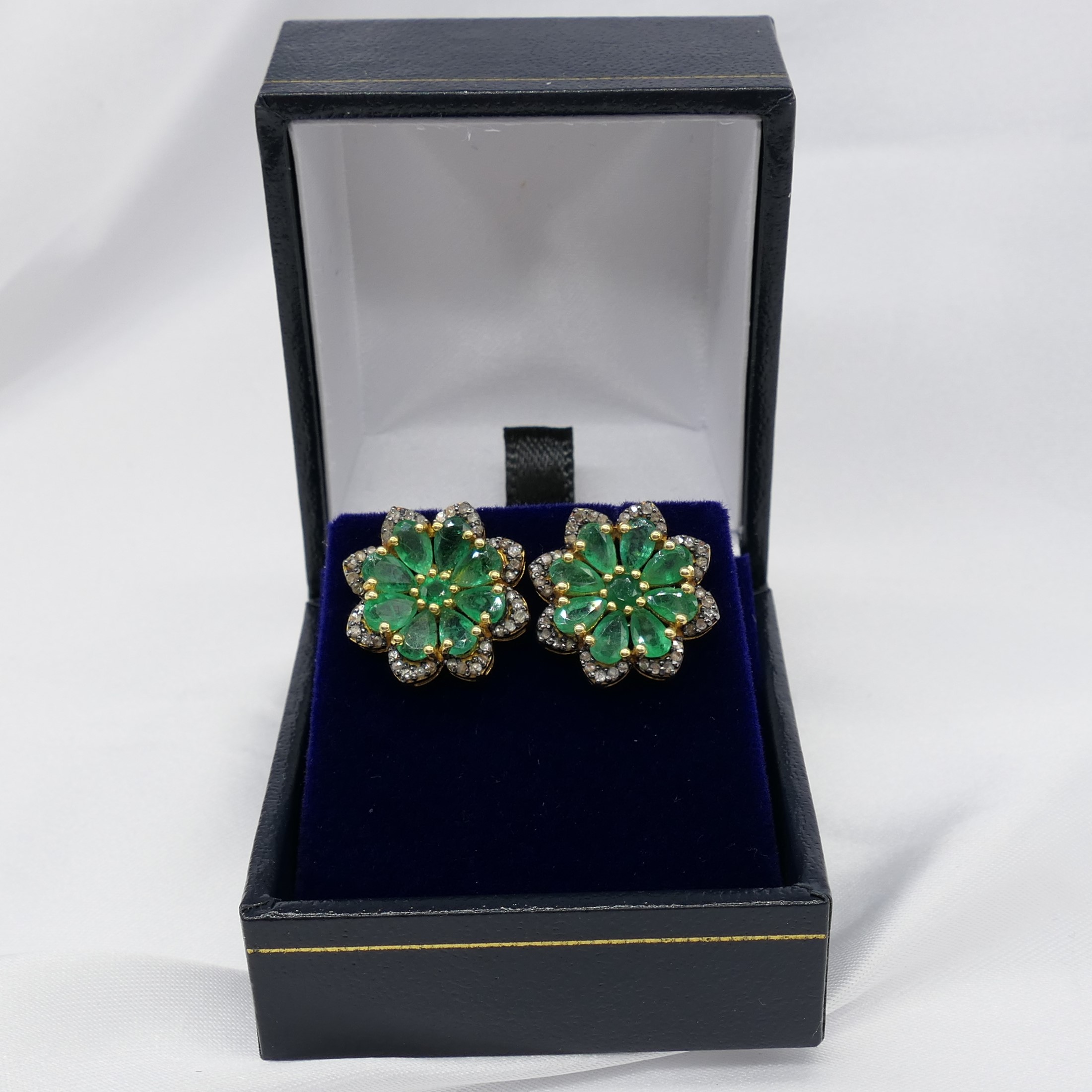Exciting pair of emerald and diamond flower-style ear studs - Image 9 of 9