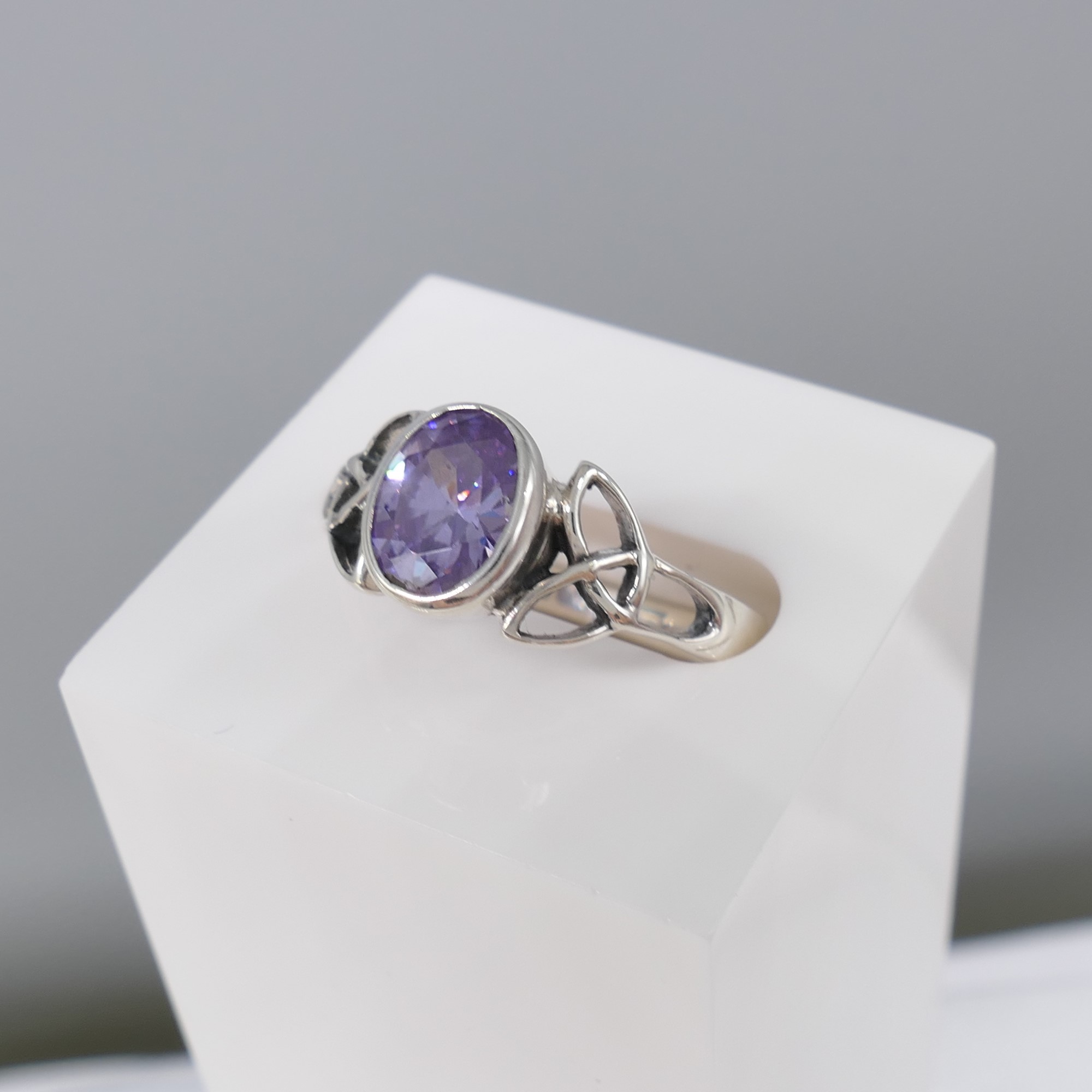 Sterling silver Celtic-style dress ring set with an oval purple cubic zirconia - Image 6 of 6