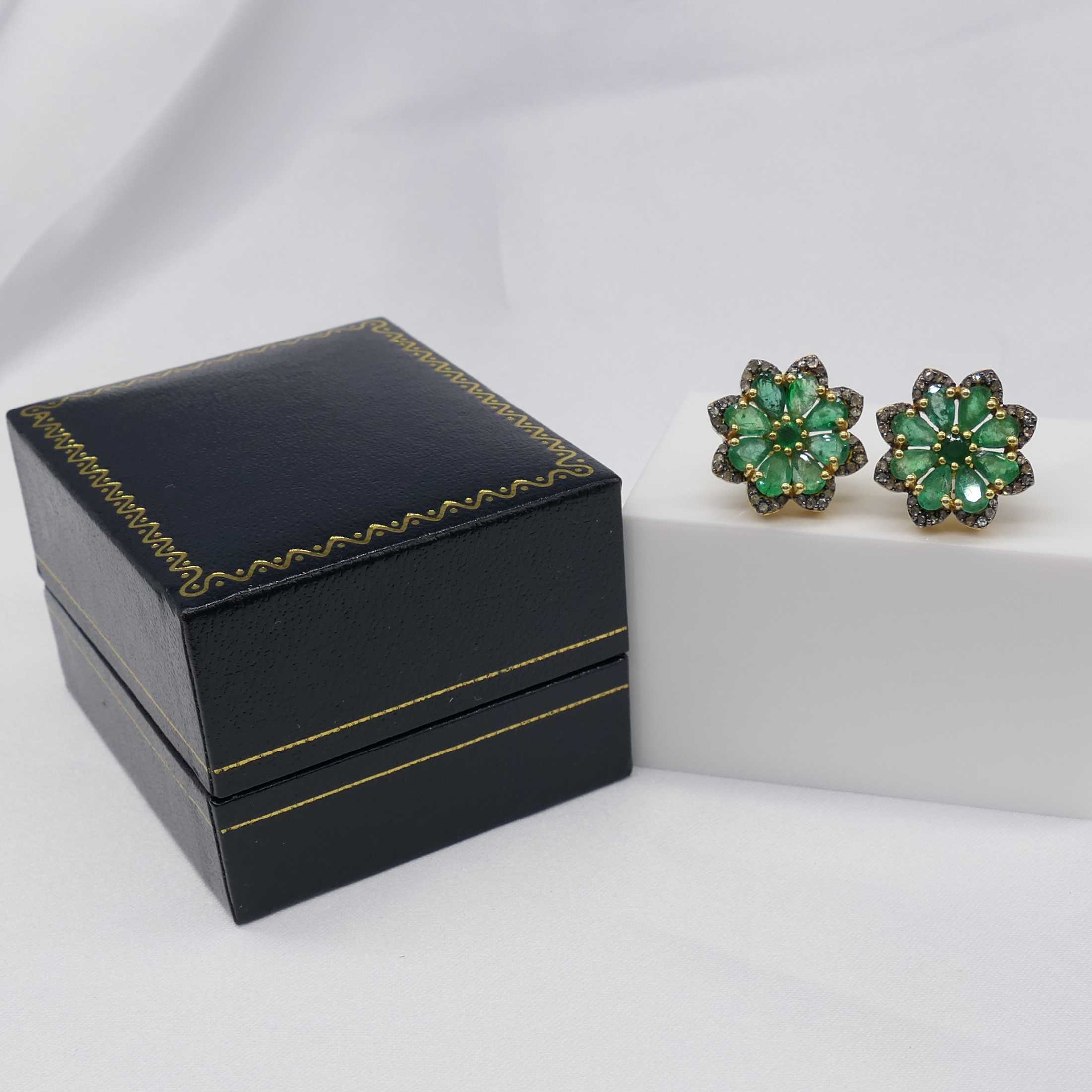 Exciting pair of emerald and diamond flower-style ear studs - Image 3 of 9