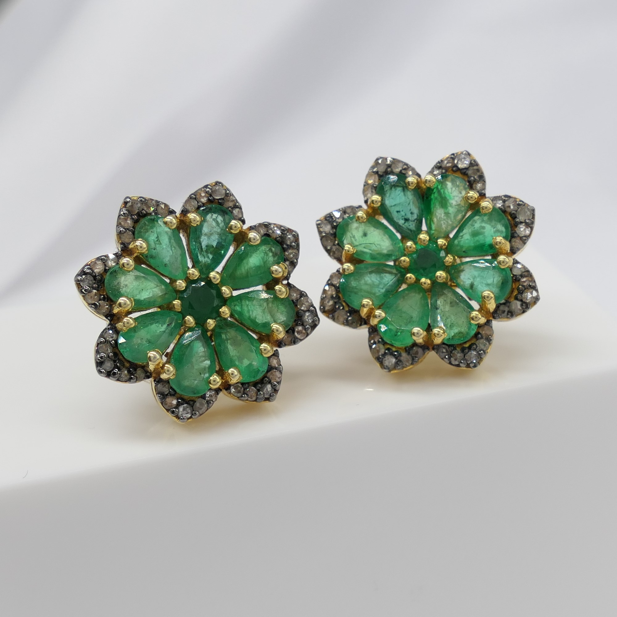 Exciting pair of emerald and diamond flower-style ear studs