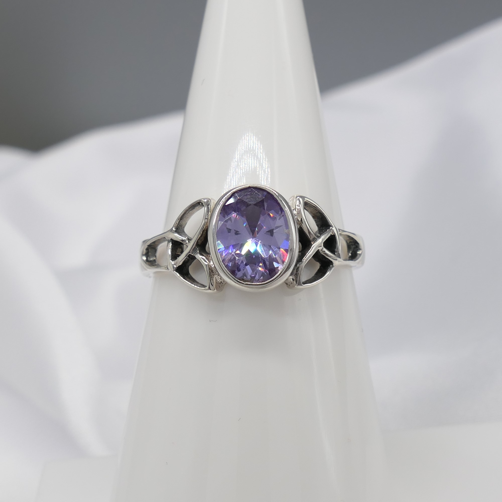 Sterling silver Celtic-style dress ring set with an oval purple cubic zirconia - Image 5 of 6