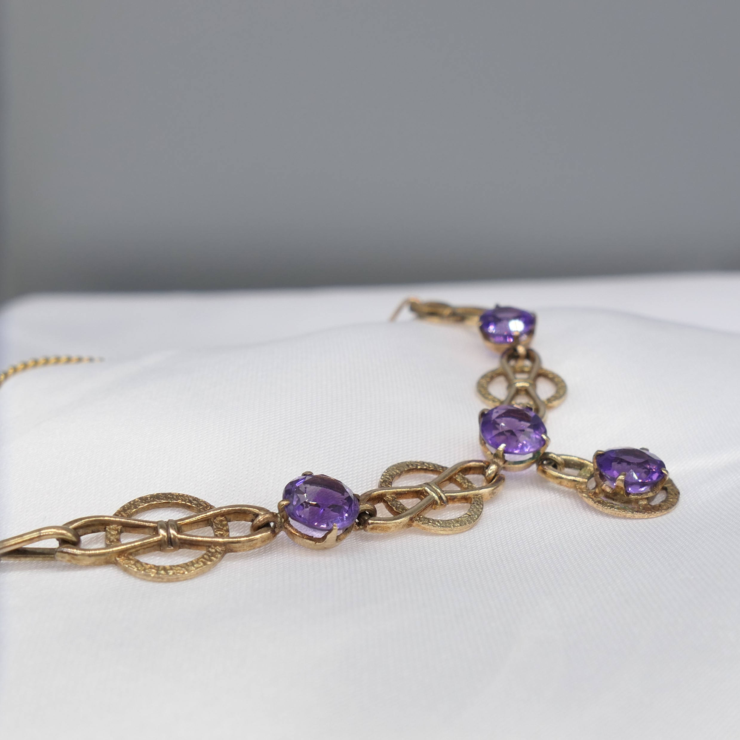 Ornate vintage 9ct yellow gold necklace set with round-cut purple amethysts - Image 9 of 9