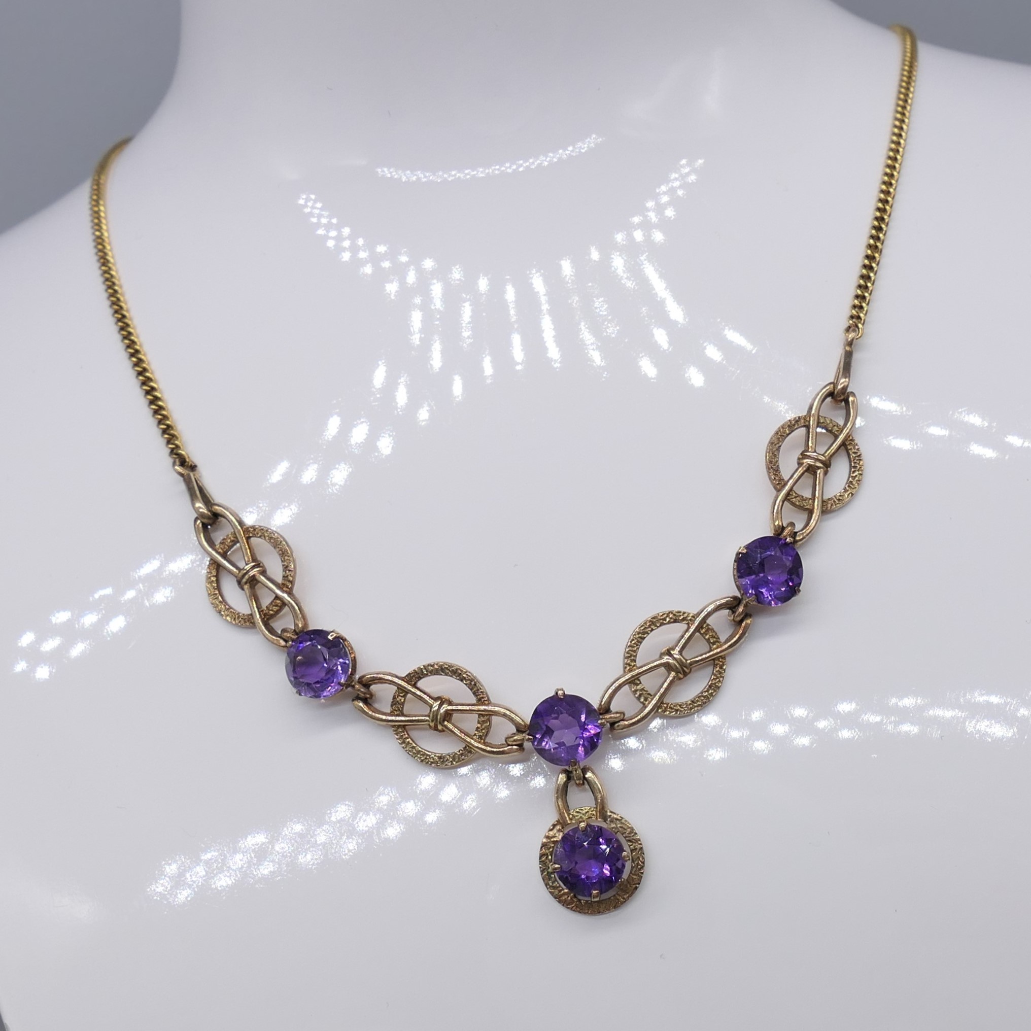 Ornate vintage 9ct yellow gold necklace set with round-cut purple amethysts - Image 6 of 9