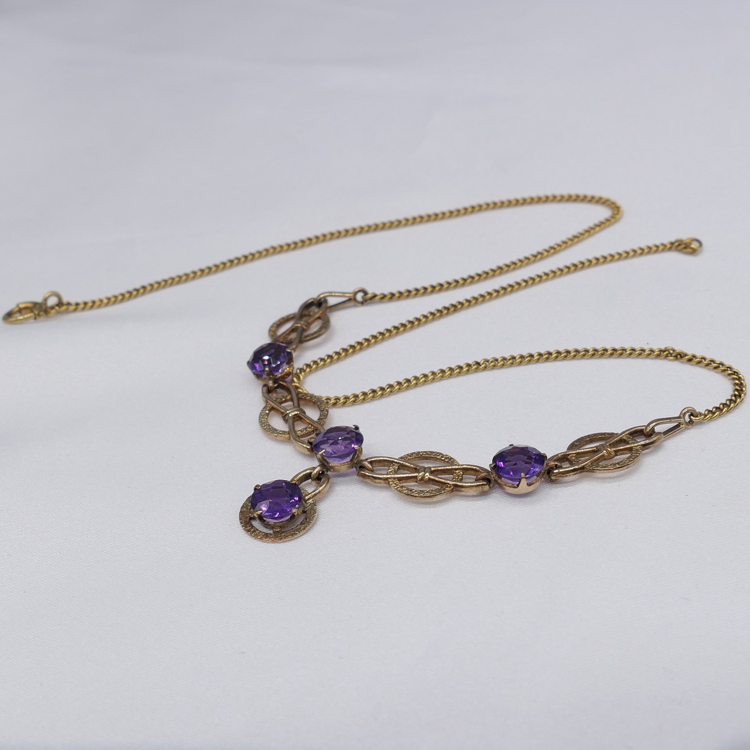 Ornate vintage 9ct yellow gold necklace set with round-cut purple amethysts - Image 4 of 9