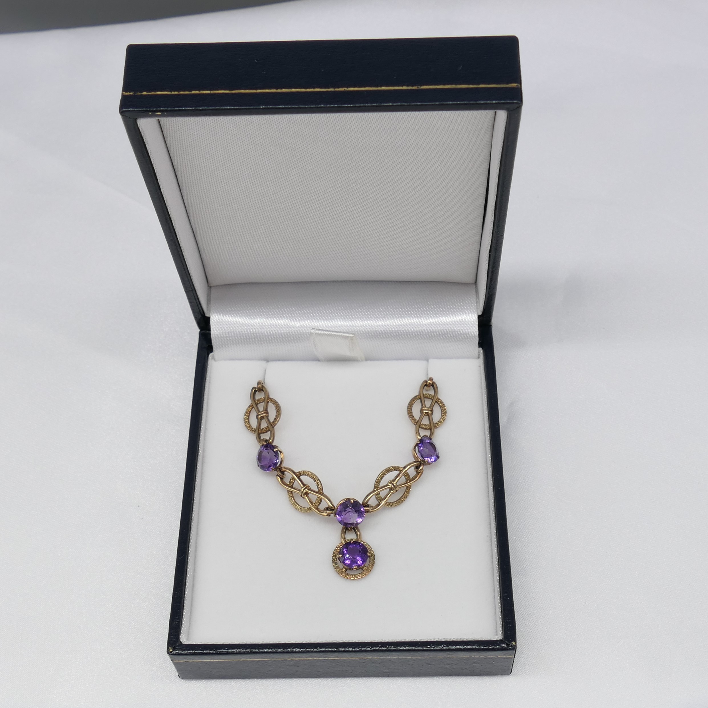 Ornate vintage 9ct yellow gold necklace set with round-cut purple amethysts - Image 3 of 9