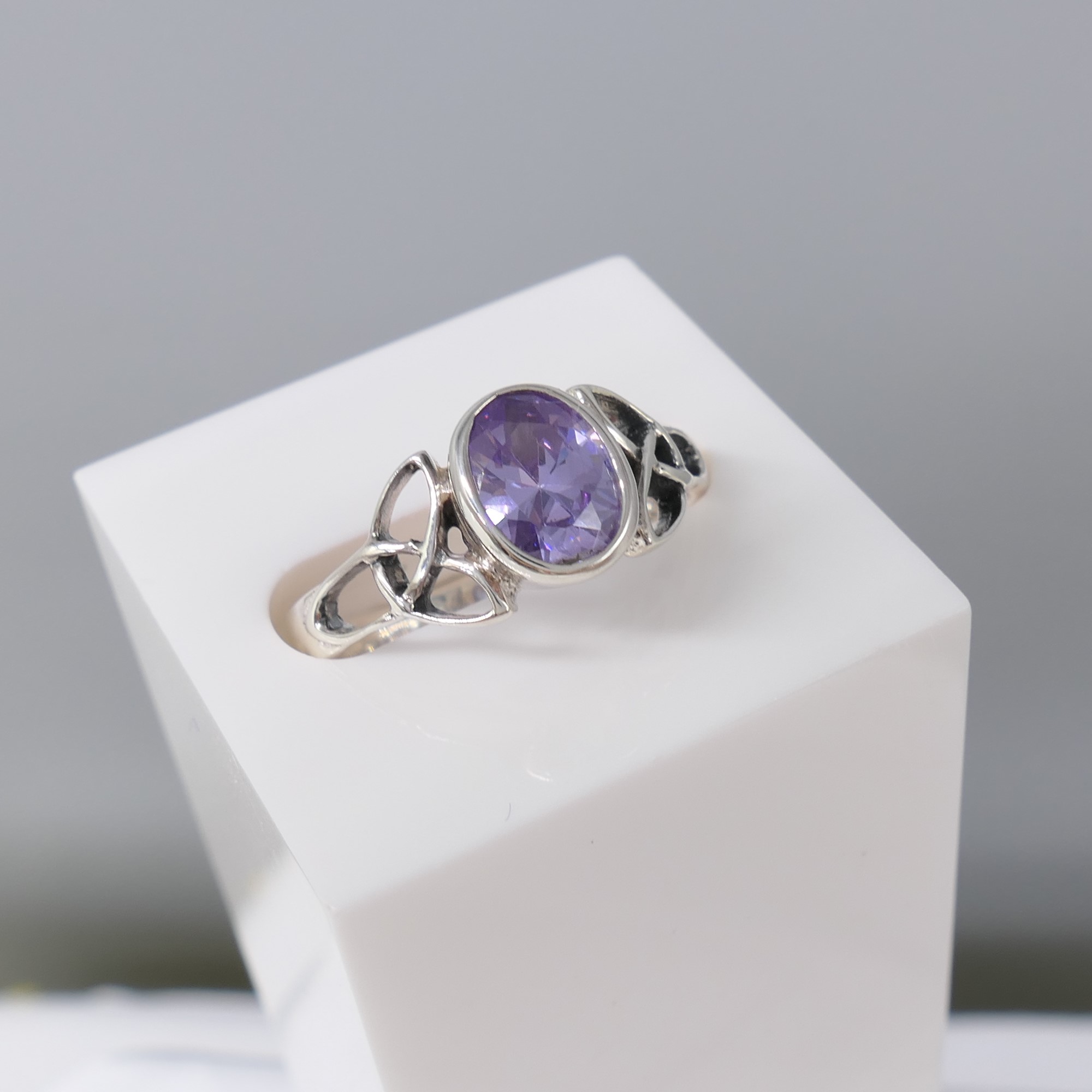 Sterling silver Celtic-style dress ring set with an oval purple cubic zirconia - Image 2 of 6