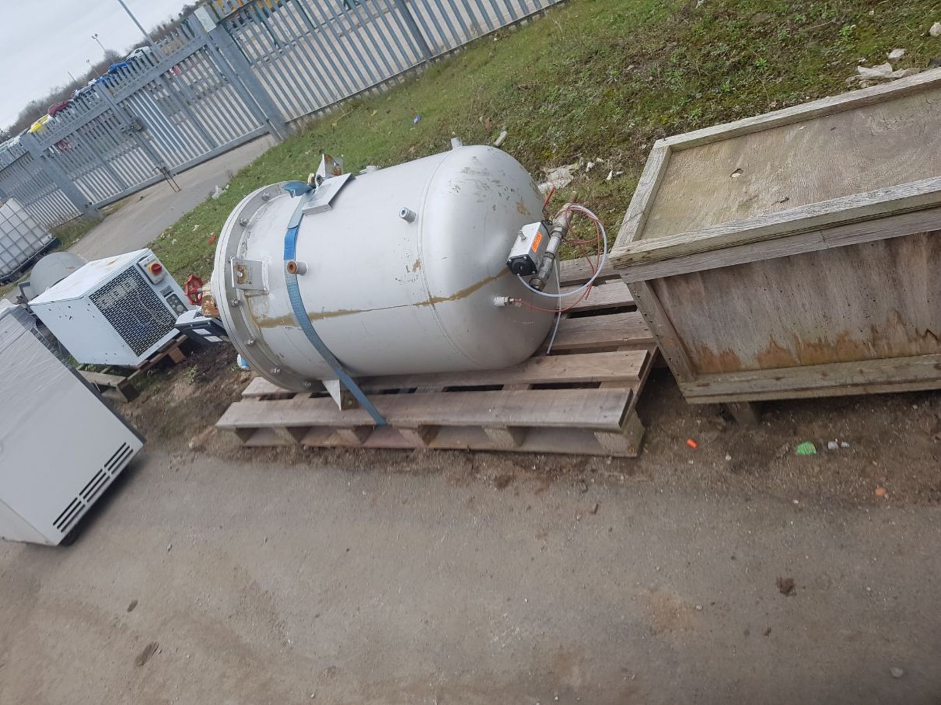 1 x 300L stainless steel mixing vessel ( wetted parts all 304 stainless steel ). - Image 8 of 11