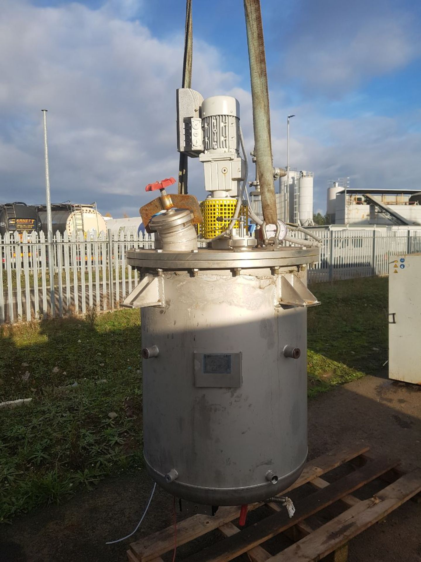 1 x 300L stainless steel mixing vessel ( wetted parts all 304 stainless steel ) - Image 2 of 11