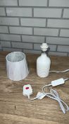 RIBBED TABLE LAMP 26CM WHITE