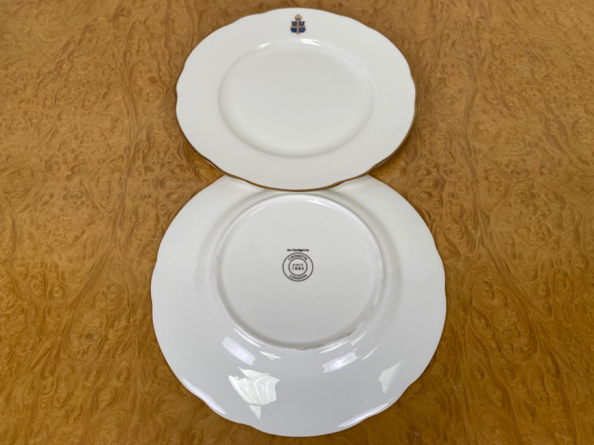 Set of 16 Crested Plates for Claridge's by Chommette 1884 (25cm and 31.5cm) - Image 7 of 9